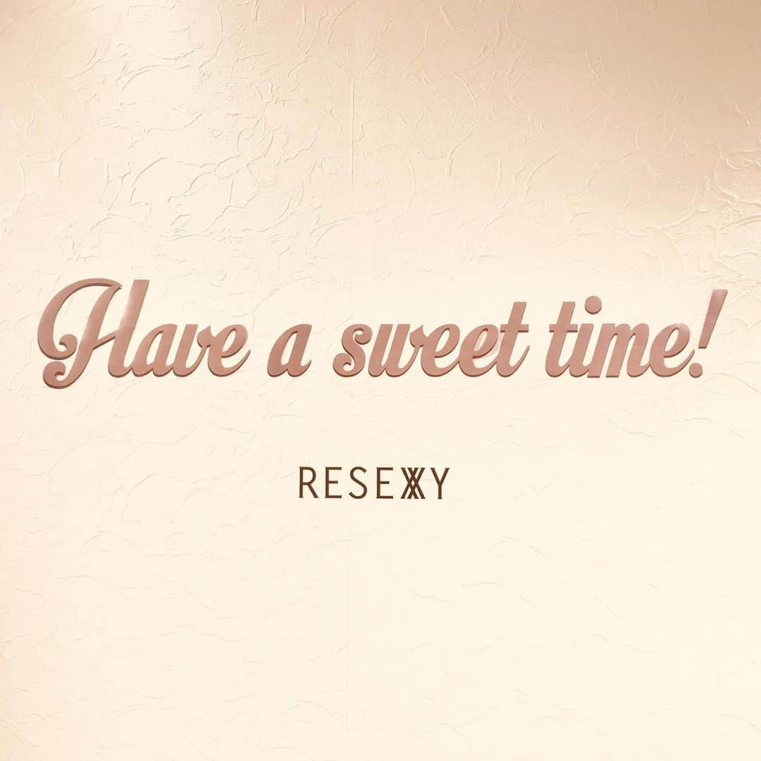 RESEXXYさんのインスタグラム写真 - (RESEXXYInstagram)「. . RESEXXY 2019 winter collection . - Have a sweet time ! - . トレンドのテクスチャーをMIXしながら アーバンでスウィートなカジュアルすぎない 冬のスタイルを提案。 . . #RESEXXY #resexxy_official  #wintercollection #winterfashion  #リゼクシー #展示会 #受注会」7月25日 19時55分 - resexxy_official