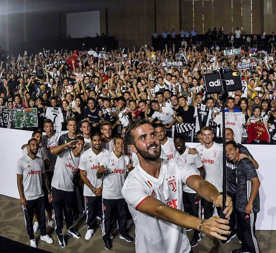 ユヴェントスFCさんのインスタグラム写真 - (ユヴェントスFCInstagram)「Selfie Game STRONG with the new away kit! 🤳🔥 #DareToCreate #MeetTheWonder #LiveAhead」7月25日 19時51分 - juventus