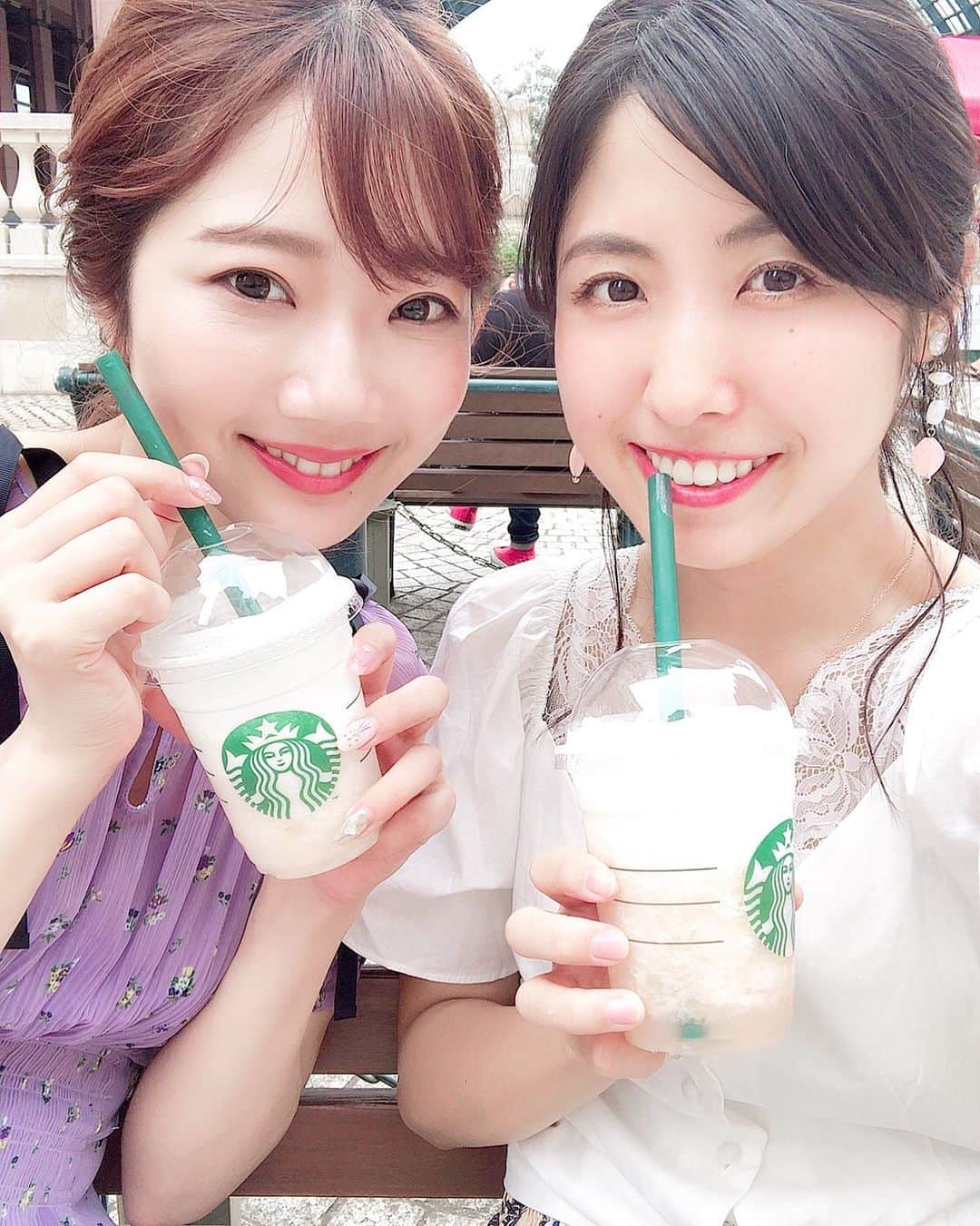 のインスタグラム：「暑いね～🌞🌴🌺✨ 蝉の声が聞こえてきて 夏を感じるよ(꜆ ˙-˙ )꜆♡ これから毎日31度くらいまで気温が上がるみたいだから 熱中症には注意しましょ⚠️ 写真はこの間まおとお茶したときの😍🧡 . . #夏#フラペチーノ#friends#selfie #スタバ#ポニーテール#ヘアアレンジ」