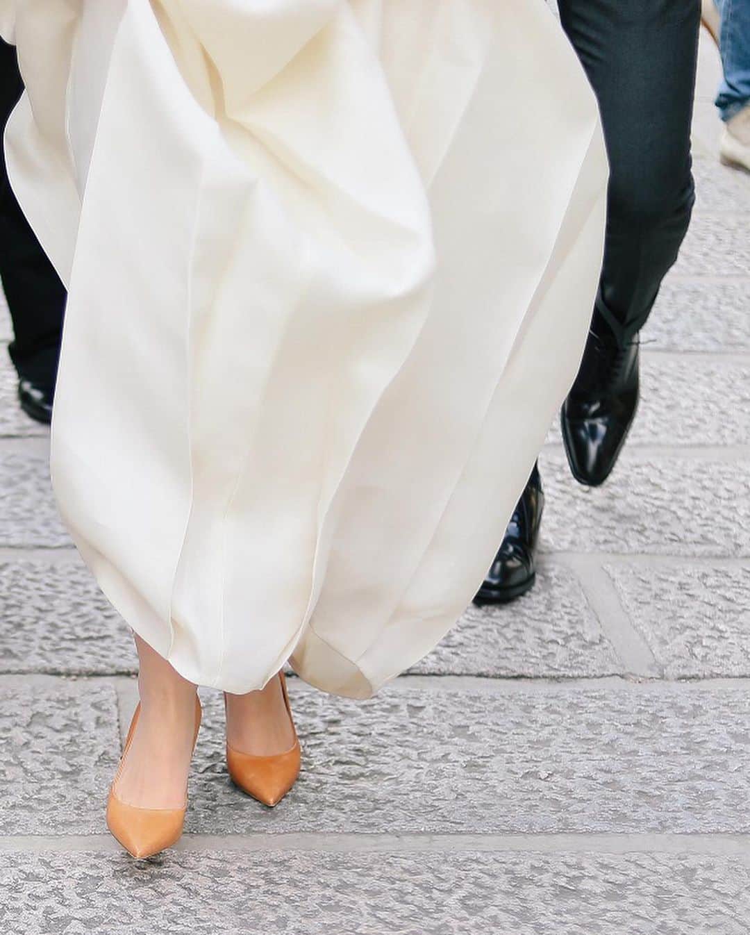 ARCH DAYS Weddingsさんのインスタグラム写真 - (ARCH DAYS WeddingsInstagram)「#ウェディングシューズ といえば、白が王道人気のカラーですが、実はおしゃれ花嫁さんはこぞって差し色になるカラーを選んでいるんです。﻿ ﻿ ﻿ 歩いているとき、ドレスの裾をたくし上げて写真を撮るとき、さり気なくも存在感を発揮するカラーを選ぶと、とってもおしゃれ🌼﻿ ﻿ ﻿ そこで今回は、おしゃれなカラーのウェディングシューズをご紹介します！﻿ ﻿ ﻿ ▽このCOLUMNを見るにはストーリーズを☑️﻿ ウェディングシューズの選び方。おしゃれ花嫁はホワイトを選ばない！？﻿ ﻿ ﻿ ▽ARCH DAYSトップページはこちらから☑﻿ @archdays_weddings﻿ プロフィールのリンクから👰🏻﻿ ﻿ ﻿ ▽バースデー・ベビーシャワーなどの情報を見るなら💁🎉﻿ @archdays﻿ ﻿ ﻿ ----------------------﻿ #archdays #weddingshoes #weddingheels #weddingpumps #bridalshoes #ウェディングシューズ #ウェディングアイテム #ウェディング小物 #ブライダル小物 #結婚式準備 #ヒール #パンプス #シューズ #カラーシューズ #カラーパンプス #バレエシューズ #レースアップシューズ #プレ花嫁 #プレ花嫁準備 #卒花嫁 #卒花 #2019春婚 #2019夏婚 #2019秋 #2019冬婚 ﻿ ----------------------﻿ https://archdays.com/column/2019/07/25/46443﻿ ----------------------」7月25日 19時54分 - archdays_weddings