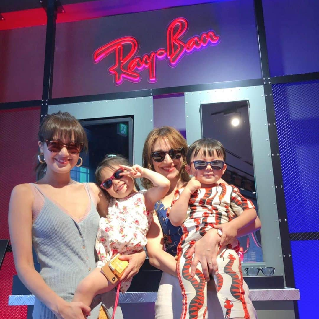 渡香奈さんのインスタグラム写真 - (渡香奈Instagram)「マリナとRAYBANのキッズライン見てきた😎  2人ともお揃いで欲しかったけど、キッズ達は自分達で選んでいたよ😎  キッズラインが可愛すぎて写真撮りまくり🤳  #raybankids #レイバンキッズ #サングラス #夏の必需品 #musthave #shades #sunnies #mommylife #子連れ #shibuya #mommiesonduty #ママライフ #親子コーデ #RAYBAN #キッズファッション」7月25日 19時54分 - kanarina1261