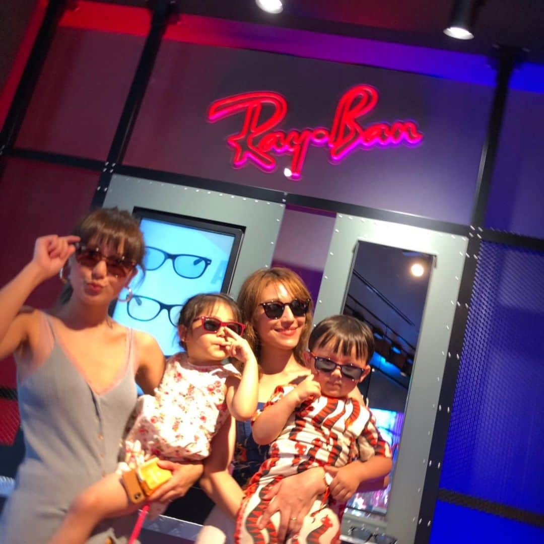 渡香奈さんのインスタグラム写真 - (渡香奈Instagram)「マリナとRAYBANのキッズライン見てきた😎  2人ともお揃いで欲しかったけど、キッズ達は自分達で選んでいたよ😎  キッズラインが可愛すぎて写真撮りまくり🤳  #raybankids #レイバンキッズ #サングラス #夏の必需品 #musthave #shades #sunnies #mommylife #子連れ #shibuya #mommiesonduty #ママライフ #親子コーデ #RAYBAN #キッズファッション」7月25日 19時54分 - kanarina1261