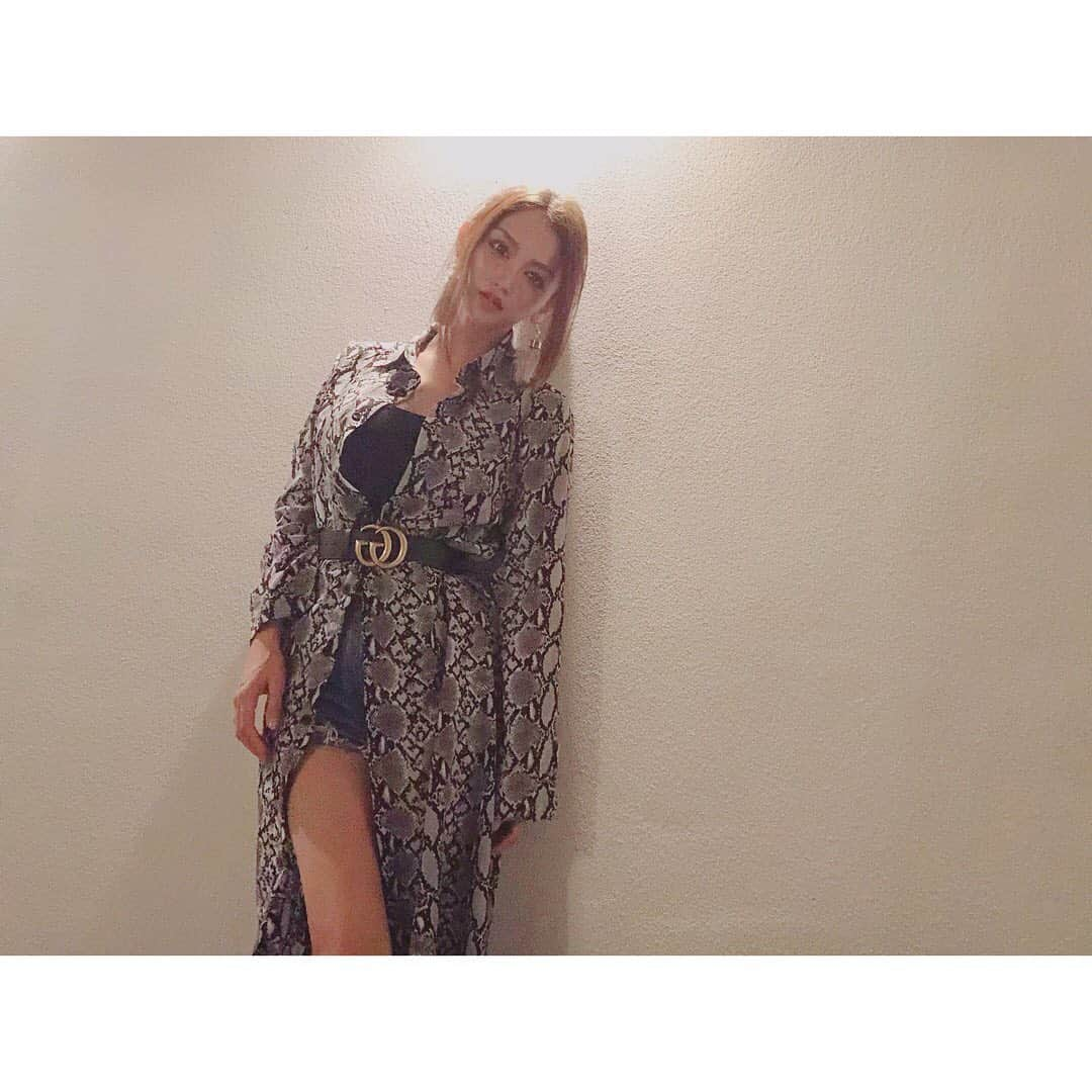 神子島みかさんのインスタグラム写真 - (神子島みかInstagram)「. #🐍 #ootd @trend_gossip . #パイソン柄 の #ロングシャツ メインな日 . . #生足 全開は ちょっと気分じゃない日は ロングシャツで#脚 ちょい隠し . . #Python#fashion#makeup#Japanesegirl#japan#tokyo#mam#dad#kids#fam#instagood#instamood#instalike#instalove#instafollow#followme#instapic#我爱你#アラサー#ママ#ショーパン#プチプラ#コーデ . . ⋆⸜ᵀᴴᴬᴺᴷ ᵞᴼᵁ⸝⋆」7月25日 20時04分 - kagomika