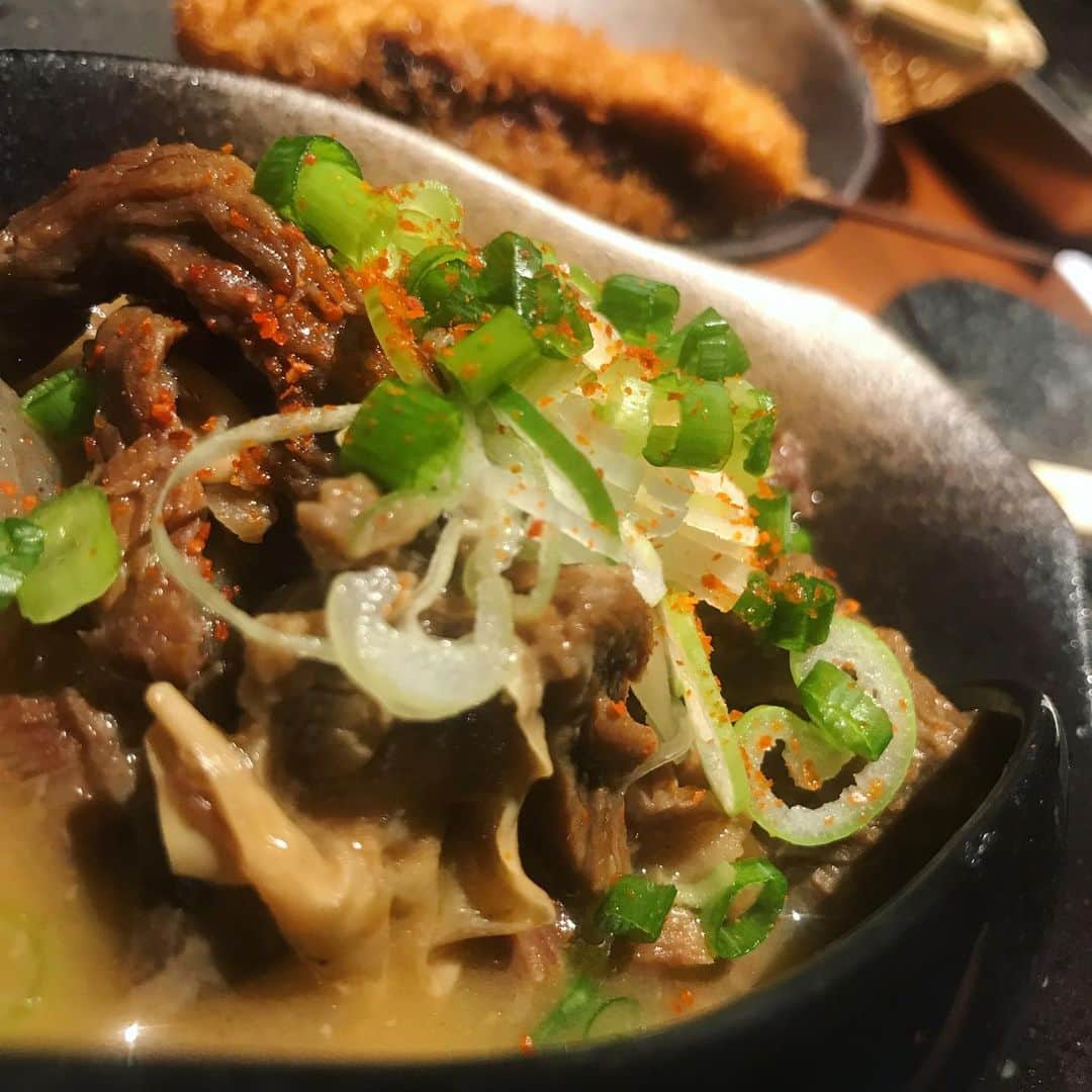 のインスタグラム：「串揚げ屋さんでモツ煮込み！  今月ハードなんで…  カンパーイ🍻」