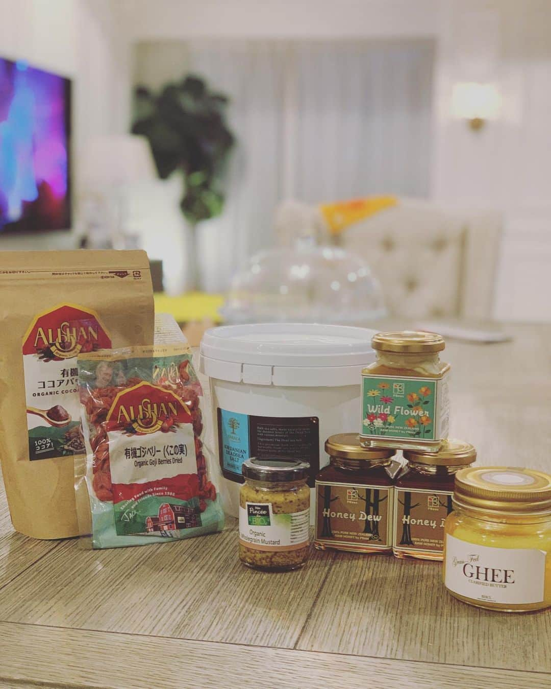 工藤万季さんのインスタグラム写真 - (工藤万季Instagram)「お買い物したもの🐝  ハニーデュー🍯 ワイルドフラワーの蜂蜜🍭 毎日たっぷり食べててすぐになくなっちゃう😂  デッドシーソルト お風呂に入れて毎日のデトックス🛀 毎日のお風呂こそ アーシング🌱🌱 ココアパウダー ギー ゴジベリー お菓子作りに🍪✨ 牧草を食べて育つ、 グラスフェッドバターを使った ギーはコーヒーに入れたり マッシュポテトにも入れるんだ🕊  粒マスタード お肉に付けたり、 マリネサラダでよく使う🥗  アップルビネガー🍎を 買うの忘れちゃったぁぁ🙈 玉ねぎやニンジンを 漬け込むのによく使うの🛀  で扱っているものは どれもおススメなアイテム 安心して食べられる💕 私の生活の一部です💫💫 * #一生無理なくスリムな私。でいられるのも この子たちのおかげ✨ ありがとう🦄🌈🌈 @diet.naturallife * * *  #30歳からのすっぴん肌#ノーファンデ#すっぴん美人 #食育#ナチュラルライフ#ダイエット#産後ダイエット#ダイエットアカウント#ダイエット女子#ホリスティック#オーガニックライフ #ヘルシーライフ#体質改善#母乳ごはん #ヘルシーライフ#ダイエットプログラム#ダイエットママ#ヘルシーボディ#母乳#母乳育児#乳児湿疹#リバウンドなし#ノンストレスダイエット#母乳問題 #母乳トラブル#手づくりごはん #こどものいる暮らし #心地いい暮らし #豊かな心 #豊かな暮らし」7月25日 19時59分 - makikudooo