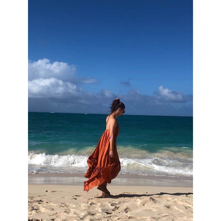 のインスタグラム：「✴︎ @_estella.k_ ベストセラーのアイコンドレス、 Dramatic summer dress🧡 . 丈が短く、背中の開きも調整できるように﻿﻿ バージョンアップ﻿﻿したよ☝️✨ . シルク特有の軽く上品な光沢と、 極上のドレープを作り出す素材は、 vacationにはもちろん、partyにもオススメ🥰 . . そして… 8/7(wed)〜8/13(tue)に銀座三越にて  @_estella.k_ POP UP SHOPがオープンします🛍 . お近くにお越しの際には、 ぜひお立ち寄りくださいね💕 . . ※右肘の絆創膏と四十肩による肩甲骨のズレは… お気になさらず🙏笑 . #vacation #hawaii #waimanalobeach #outfit #fashion #ootd #coordinate #stylepost #ootd_cob #instafashion #instadaily #instalike #instagood #instapic #instatravel #estellak #saintlaurent #ancientgreeksandals #zara #コーディネート #コーデ #今日のコーデ #ファッション #ハワイ #エステラケー」