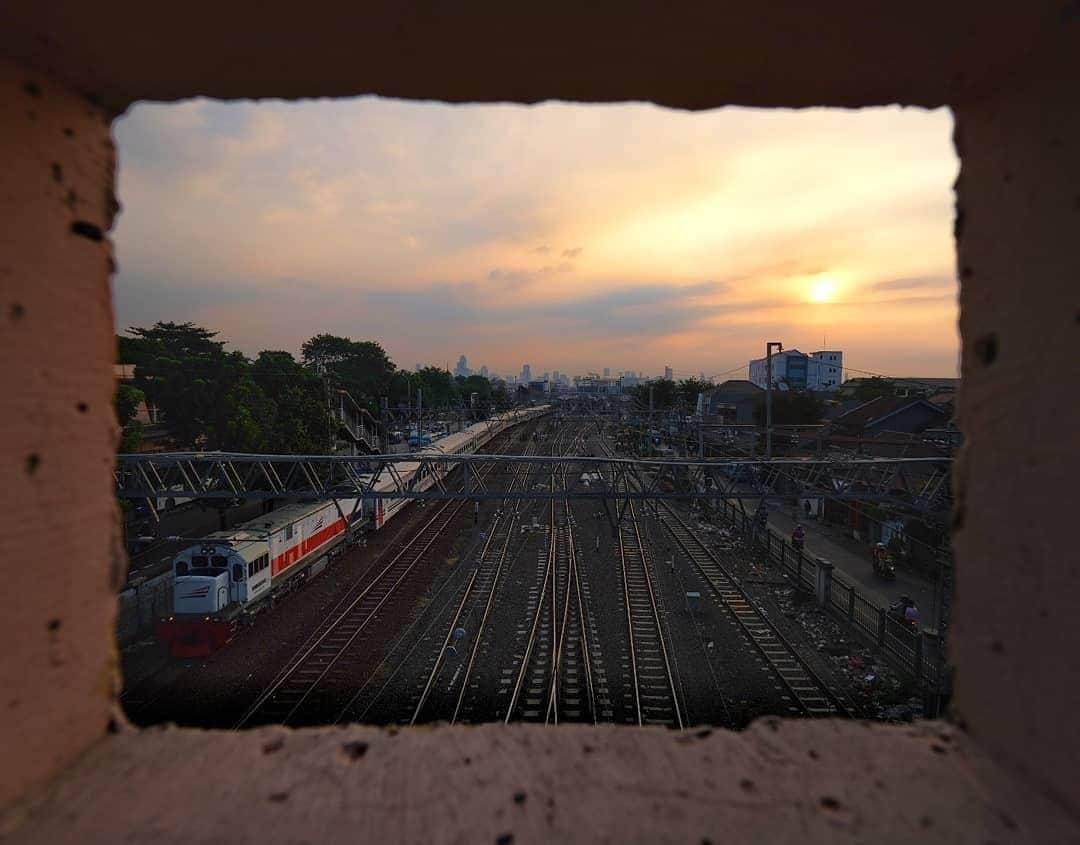 FUJIFILM INDONESIAさんのインスタグラム写真 - (FUJIFILM INDONESIAInstagram)「Coba kalau pas hunting foto jangan lupa lihat-lihat lubang-lubang di dinding, siapa tahu bisa jadi frame yang apik. Foto @gesitwisnuprakoso ini adalah bukti kejelian mencermati sebuah lubang yang akhirnya bisa membingkai aktivitas Jakarta di sore hari.  Captured using X-T30 Lens XF10-24mmF4 R OIS  #XT30_id #XT30 #XT30TEAM #XF1024 #streetphotography」7月25日 20時01分 - fujifilm_id