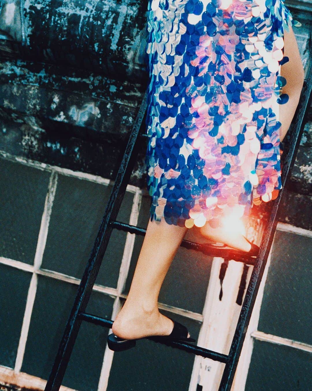のインスタグラム：「High slit, sparkling and ready for a night out! Go to hm.com to shop this sequin dream skirt @susiebubble #HM Sequin skirt: 0791222001」