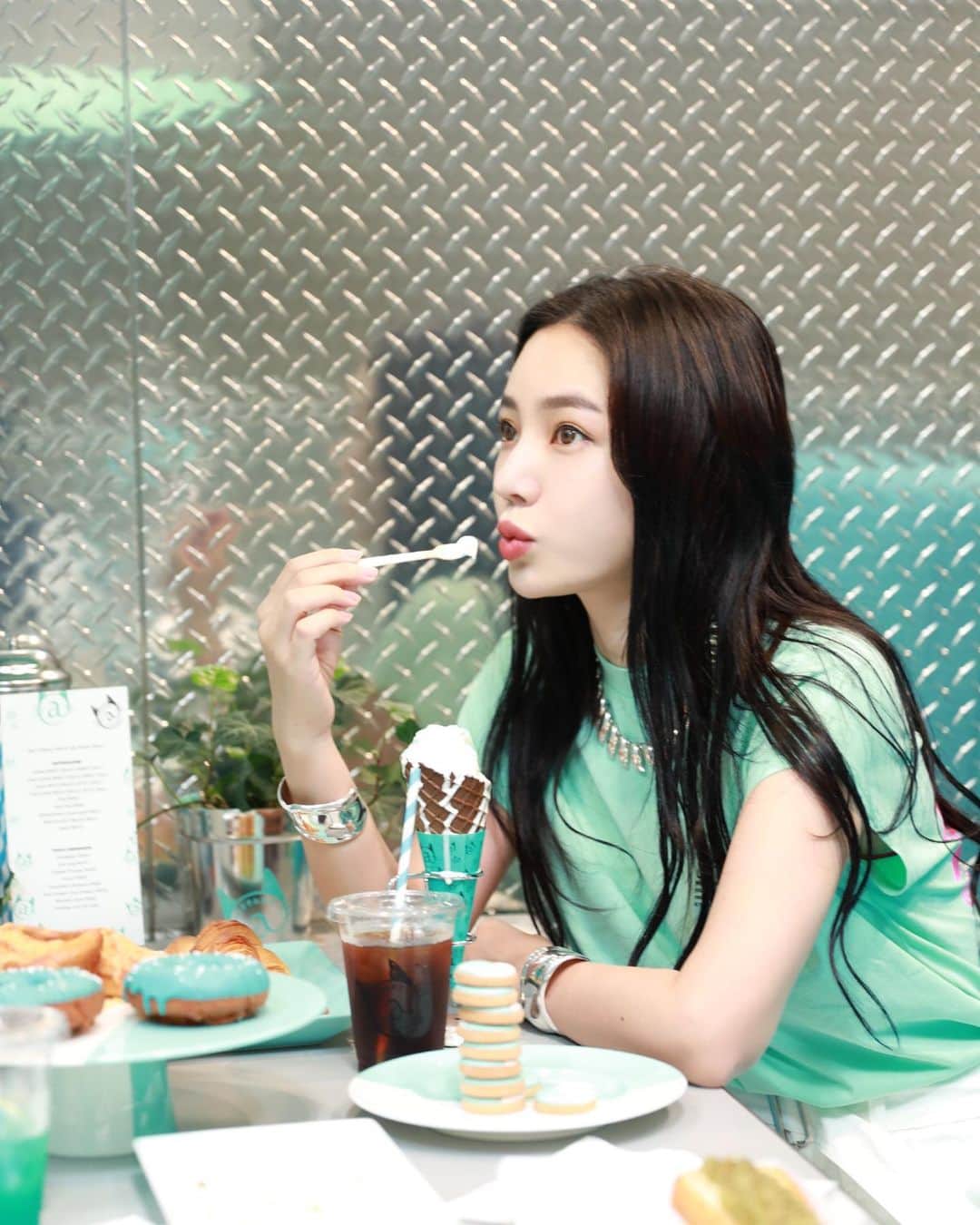 megbabyのインスタグラム：「ティファニーで朝食を💎🥐☕️ 2日連続えみぴ😘💕#ElsaPeretti  #TiffanyxCatStreet」