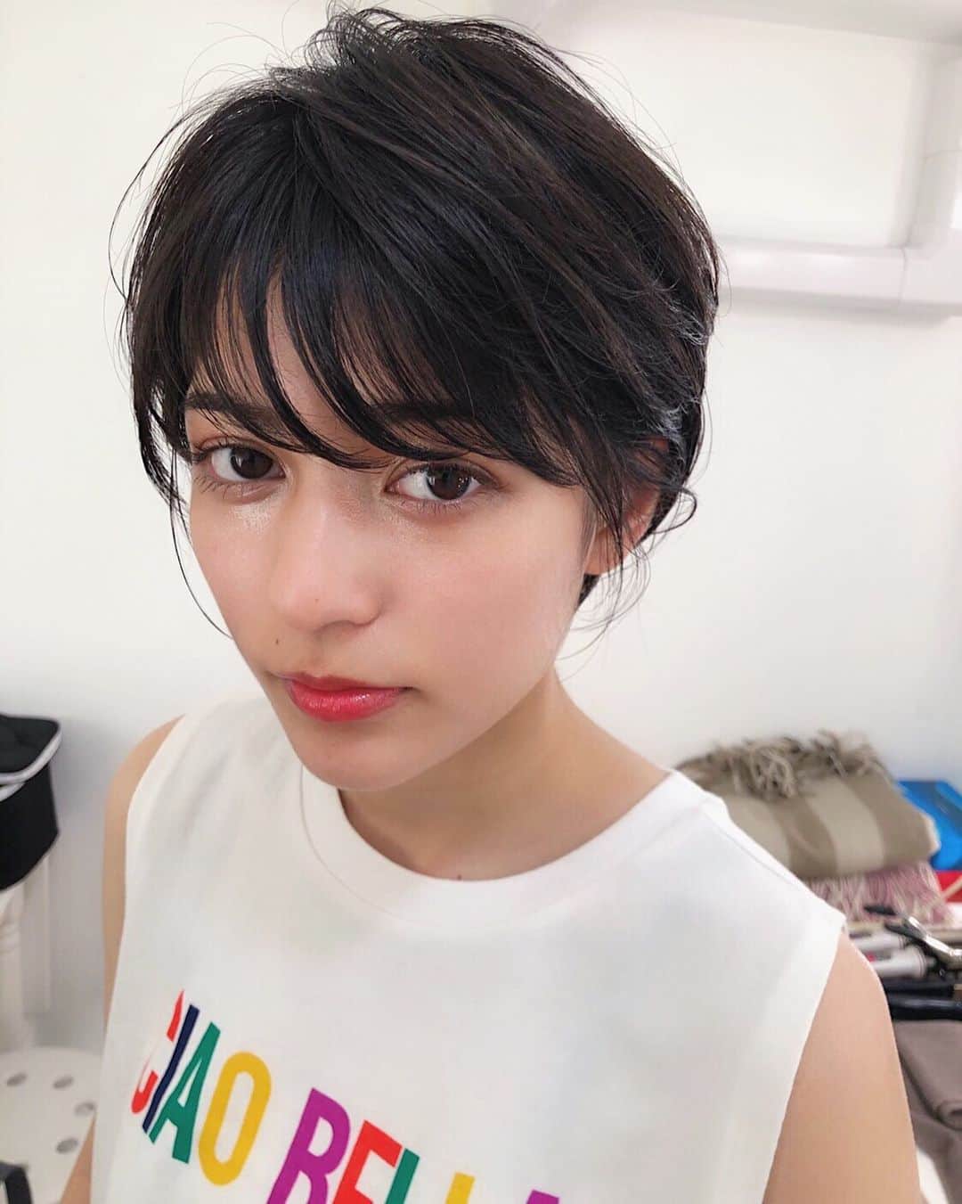 片山良平のインスタグラム：「ちょい耳かけショート✂️ ぼどよくもみあげ残し☝️ #ヘアスタイル #ショートヘア #ちょい耳かけ #オフショット #やまへあー」