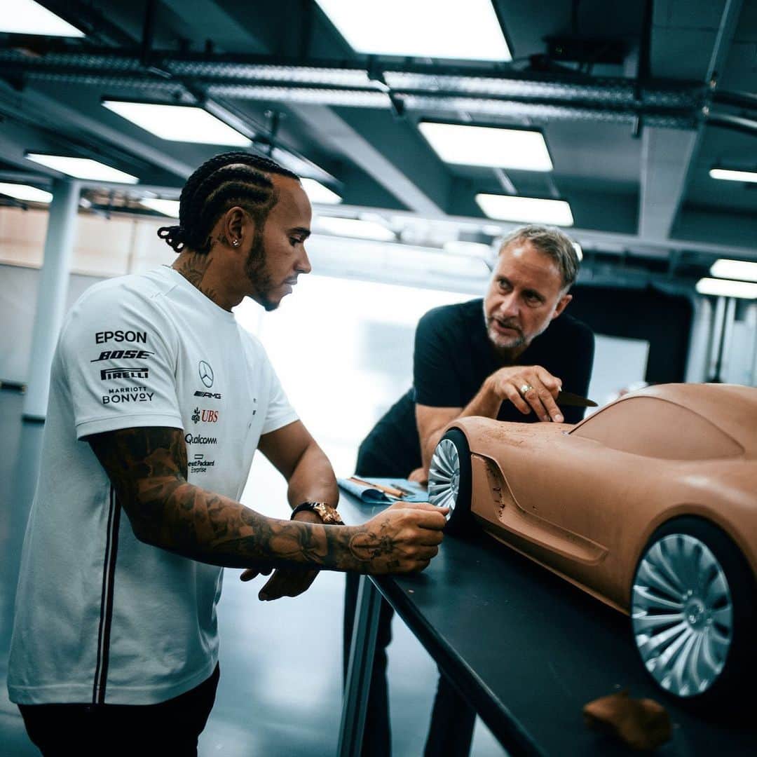 メルセデス・ベンツさんのインスタグラム写真 - (メルセデス・ベンツInstagram)「@lewishamilton’s visit at Mercedes-Benz Sindelfingen got him all excited – thanks to the whole Design-Team, our Chief Design Officer @gorden.wagener and the Vision Mercedes-Maybach 6 Cabriolet. Heading out to the #GermanGP today with the @mercedesamgf1 guys 💪🏻 📸 @paulripke #Motorsport125 #f1 #motorsport #mercedesmaybach #MercedesBenz #Sindelfingen #LewisHamilton #paulripke」7月25日 20時05分 - mercedesbenz