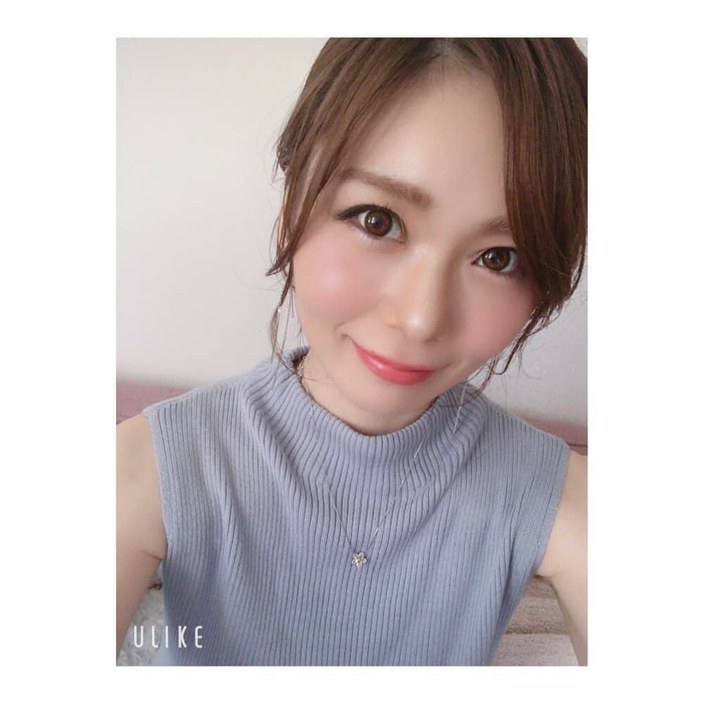 築山可奈さんのインスタグラム写真 - (築山可奈Instagram)「本日34歳になりました❤ 34歳ってすんごい大人だと思ってたのに…中身は子どものままw 少しずつ大人の女性になれるように日々精進ですね✨ こんなわたくしですが34歳もよろしくお願い致します😝💕 にしても、なかなかずっしりくるな34歳…（笑） #誕生日 #7月25日 #34歳 #花束 #年々濃くなるメイク #今日の顔面」7月25日 20時07分 - kana.tsukiyama