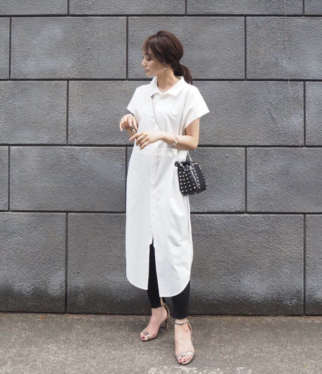 yoko178loveさんのインスタグラム写真 - (yoko178loveInstagram)「#coordinate ． ． モノトーンコーデ ⚫︎⚪︎ ． one-piece  @stylebar.jp  leggings @auralee_tokyo  bag  @zara  earring  @iris47_official ． ． 梅雨明けですね✨ 青空が嬉しい！ でも、すでにバテぎみ🤭 #モノトーン #シャツワンピ#stylebarstyle #スタッズバッグ #zara #レギンス #auralee #instafashion #fashion #コーディネート #モノトーン」7月25日 20時07分 - yoko178love