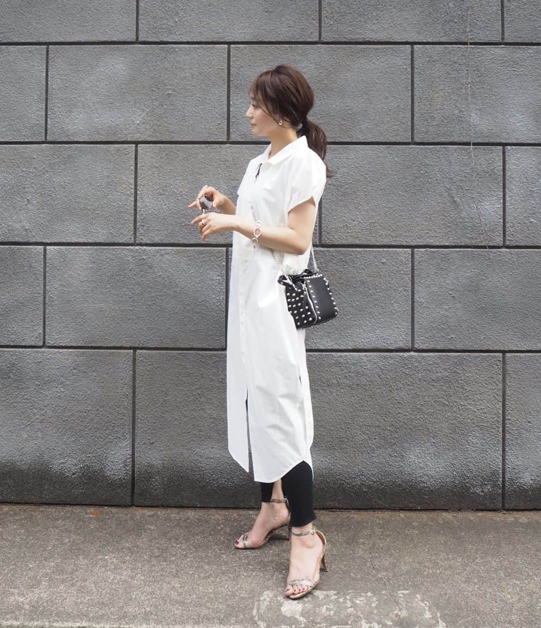 yoko178loveさんのインスタグラム写真 - (yoko178loveInstagram)「#coordinate ． ． モノトーンコーデ ⚫︎⚪︎ ． one-piece  @stylebar.jp  leggings @auralee_tokyo  bag  @zara  earring  @iris47_official ． ． 梅雨明けですね✨ 青空が嬉しい！ でも、すでにバテぎみ🤭 #モノトーン #シャツワンピ#stylebarstyle #スタッズバッグ #zara #レギンス #auralee #instafashion #fashion #コーディネート #モノトーン」7月25日 20時07分 - yoko178love