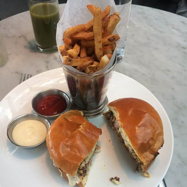 ラリー・ギリアード・Jrさんのインスタグラム写真 - (ラリー・ギリアード・JrInstagram)「Checked out the rooftop spot at Restoration Hardware NY for lunch! Kale salad (healthy)! Burger and fries (tasty! And the burger had 2 patties! “GANGSTER!”)! Chocolate ice cream (worthy)! I’ll be back! #restorationhardware #nyc #goodvibes #goodmeal #2019」7月25日 20時17分 - thereallgjr