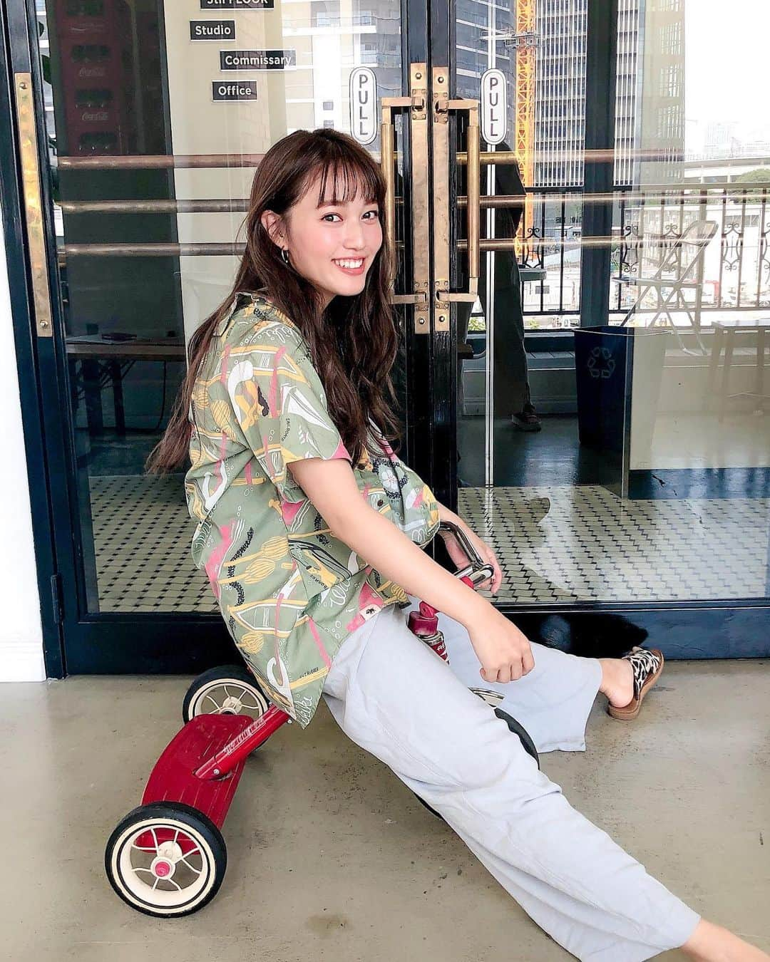 阿島ゆめさんのインスタグラム写真 - (阿島ゆめInstagram)「🌹 めちゃくちゃかわいいアロハシャツ🤙🏻🌺 ハワイ島ですごくお世話になった カワイルカさん(@kiwailuka ) のブランドです❣️❣️ . Westernaloha.com/kiwami からの購入で、10%オフになるってー😻 ストーリーズにリンク貼っておく🔥 . 私はメンズサイズをゆるっと 着るのが好きです🥺 サイズ感も質感も柄も とてーもタイプすぎる。。。 #アロハシャツ #hawaii #bigisland」7月25日 20時11分 - yume_ajima