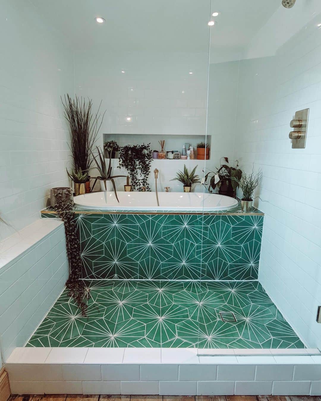 ルー・ティーズデールさんのインスタグラム写真 - (ルー・ティーズデールInstagram)「Lil #shelfie & show off pic of my cute bathroom 🥒—————————————————————————————- ( tiles @marrakechdesign 🌵)」7月25日 20時13分 - louteasdale