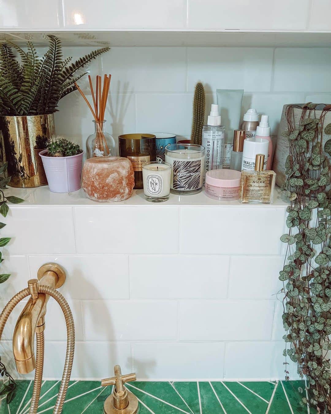 のインスタグラム：「Lil #shelfie & show off pic of my cute bathroom 🥒—————————————————————————————- ( tiles @marrakechdesign 🌵)」