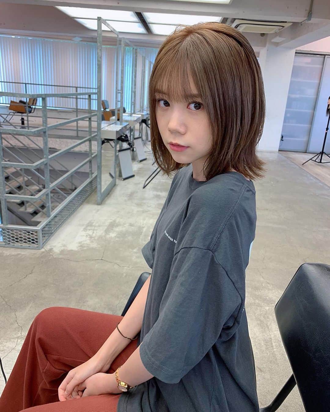 千田麻実のインスタグラム：「今回も @risa_atami さんにお願いしました。⠀ 明るい髪色が思いのほか好評だったので抜けた色を落ち着かせる程度にして貰いました🤭♡⠀ 今回レイヤーもさらに入れてもらったので動きのある感じ！⠀ ⠀ 右手のゴムが気になるしなんならびろーんってしてるの恥ずかしいね。⠀ ⠀」