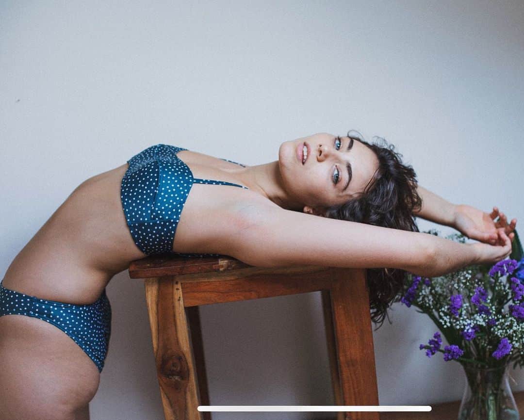 Amelia Zadroのインスタグラム：「Bend over backwards for what you think is expected of you and you’ll end up drained, again and again and again. Bend over backwards to follow what lights you up from the core and your energy will keep expanding, again and again and again. Start today, Ditch something that feels heavy and prioritise something that feels light. Watch the magic unfold 💫」