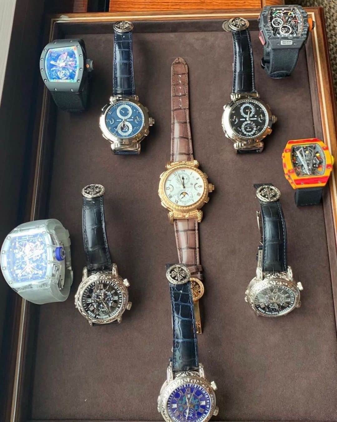 WATCHMANIAさんのインスタグラム写真 - (WATCHMANIAInstagram)「Okay now, take a guess. Total value of these watches combined? 🤨🤑 @misshorlogerie」7月25日 20時17分 - watchmania