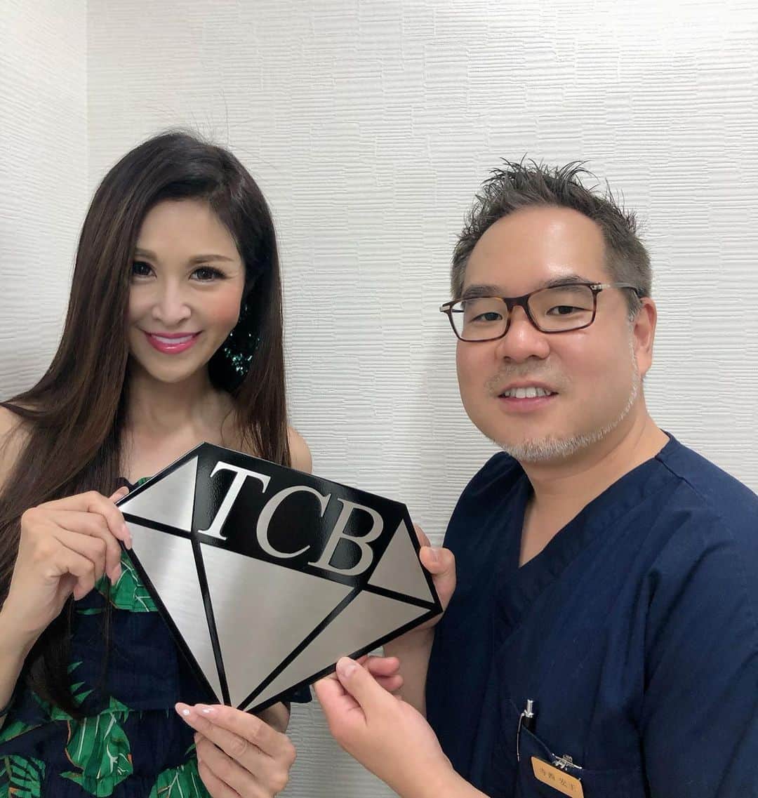 のインスタグラム：「東京中央美容外科でハイフの施術を受けて来ました！初めて受けましたが、その場でタルミがスッキリして肌にハリやツヤが出てびっくりしました。レザーの様に当てるだけなんで、リスクやダウンタイムもないし本当にオススメです✨ 効果も個人差はありますが半年から一年と長いので効果な化粧品を買うよりお得かもです❣️ @tcbkyoto @tcb_teranishi  私のインスタを見たで予約してもらうと良い事があるみたいなので、詳しくはクリニックで聞いてみてね❣️ #美容整形ならTCB東京中央美容外科 #東京中央美容外科 #美容外科 #東京中央美容外科京都院  #京都 #ボトックス #シワ取り #アンチエイジング #pr #脱毛  #医療脱毛 #リフトアップならTCB東京中央美容外科  #ソノクイーン  #HIFU  #リフトアップ」