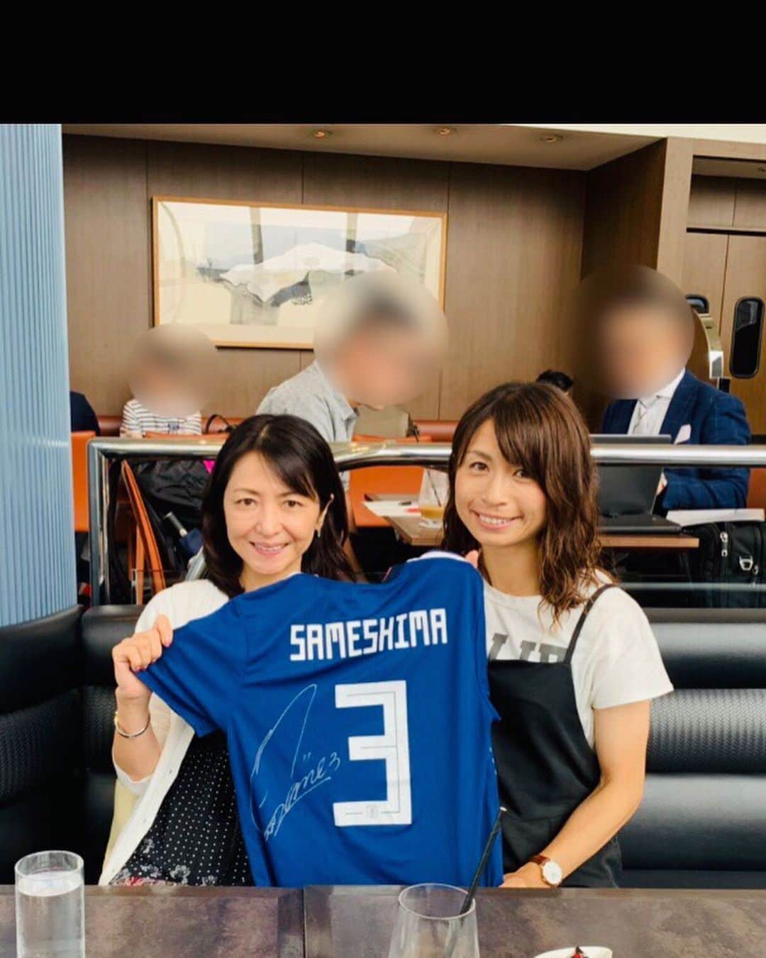 鮫島彩のインスタグラム：「・ ・ 倉本美香さん。 ・ ・ 久々にお会いできました。 ・ ・ 5年前、米リーグへの移籍直前に膝の怪我をしてしまい、結局チームのメディカルチェックをクリア出来ずに帰国✈️ 約半年間は無所属無職の生活をしていました⚽️🙅‍♀️ ・ ・ なかなか良くならない怪我に嫌気がさして、リハビリを中断、数週間NYとボストンへ1人旅に🇺🇸 ・ ・ そこで出逢ったのが美香さん。 ・ ・ NYを中心に様々な分野でご活躍をされています✨ ・ ・ 初対面の私をNY観光やブロードウェイのミュージカルに連れて行ってくださったり、NYの思い出にと絵の贈り物も頂き、夢のような時間を過ごしました。 ・ ・ 何よりも美香さんの力強くも優しさで溢れている人柄に強く影響を受けたのだと思います。 ・ ・ 帰国後は不思議な程に自然と前向きな気持ちになり、長期リハビリを経てまたピッチに戻ることができました🙆‍♀️ ・ ・ 美香さんとの出逢いがなければ今の私は確実にいません。 ・ ・ 私の憧れの女性です‼️ ・ ・ やっぱりご縁て大切ですね。  皆さんにも素敵なご縁が沢山ありますように…❤️ ・ ・  #倉本美香さん」