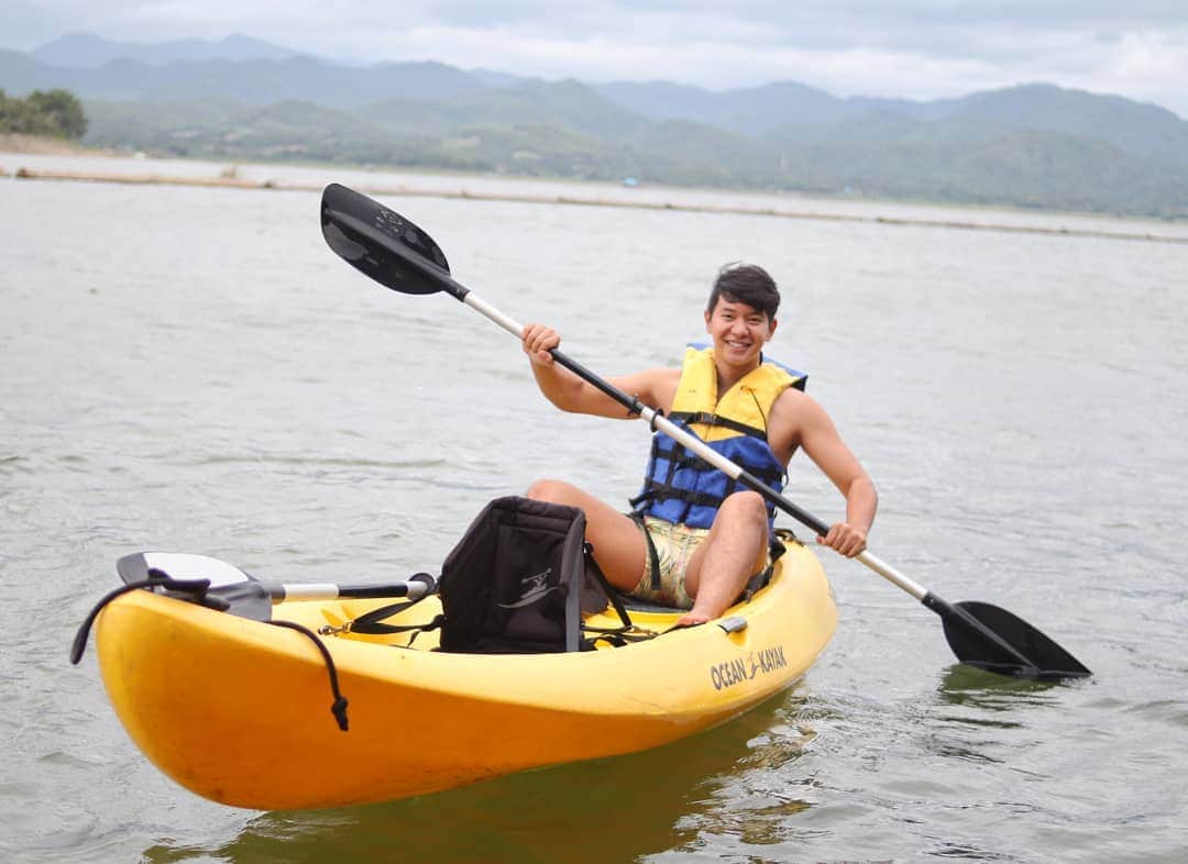 アイス・サランユーのインスタグラム：「แจวมาแจวจ่ำจึก น้ำนิ่งไหลลึกนึกถึงคนแจวว🛶 ตอนนี้ตัวเพิ่งถ่ายรายการเสร็จ กำลังจะแจวต่อ ไปร้องเพลง  #งานเลี้ยงภายในไว้ใจผม ที่ Paragon แต่ใจยัง แจวจ่ำจึก ที่ @z9resort 🤣 ดีจริงๆนะ www.facebook.com/z9resort/ #เที่ยวทั่วไทยกับไอซ์ศรัณยู  #กาญจนบุรี」