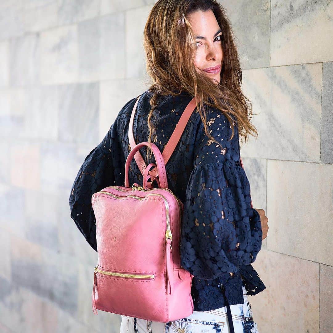 エンリーベグリンのインスタグラム：「I always have my backpack 🎒 Henry Beguelin.  #henrybeguelin#backpack#vegetaltannedleather#Bormio#peonia#color#」