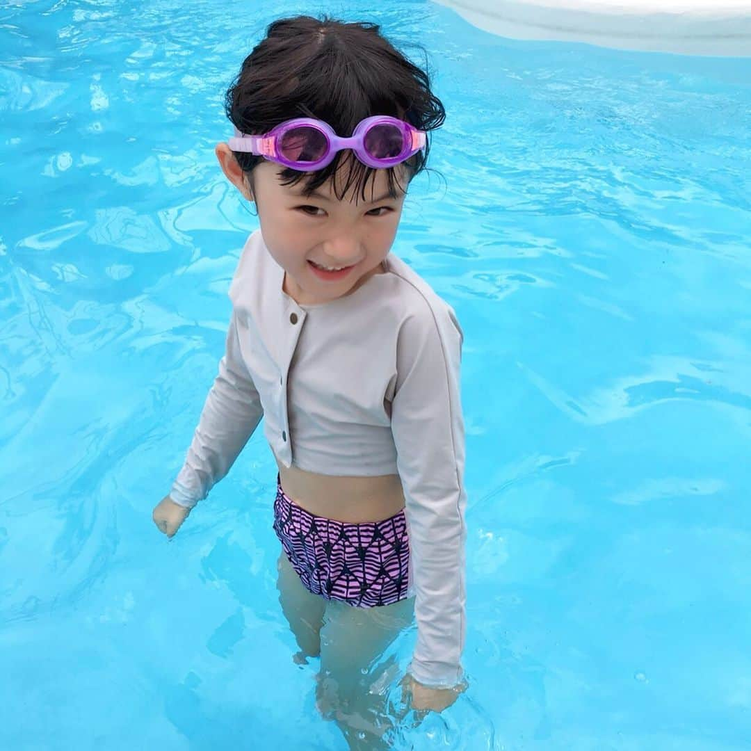 *yoko*さんのインスタグラム写真 - (*yoko*Instagram)「* ◇2019.7.25 thu. ・ 鳥羽旅行2日目👙 これも恒例で鈴鹿サーキットのプールへ♪ 途中から雨降ってきて、ほぼ貸し切り状態🙌🏻 雨はやまないし傘もないから帰りは水着のままで車まで行くという😅 大人になってあんな雨に濡れたの初めてやったわ。笑 いっぱい遊んで今年もいっぱい思い出出来ました♡ #動く心乃シリーズ 心乃この動画をずっと見たがるねん😂 またやってほしいらしいw ・ #鳥羽旅行#鈴鹿サーキット#5歳#5歳7ヶ月」7月25日 20時34分 - yococono