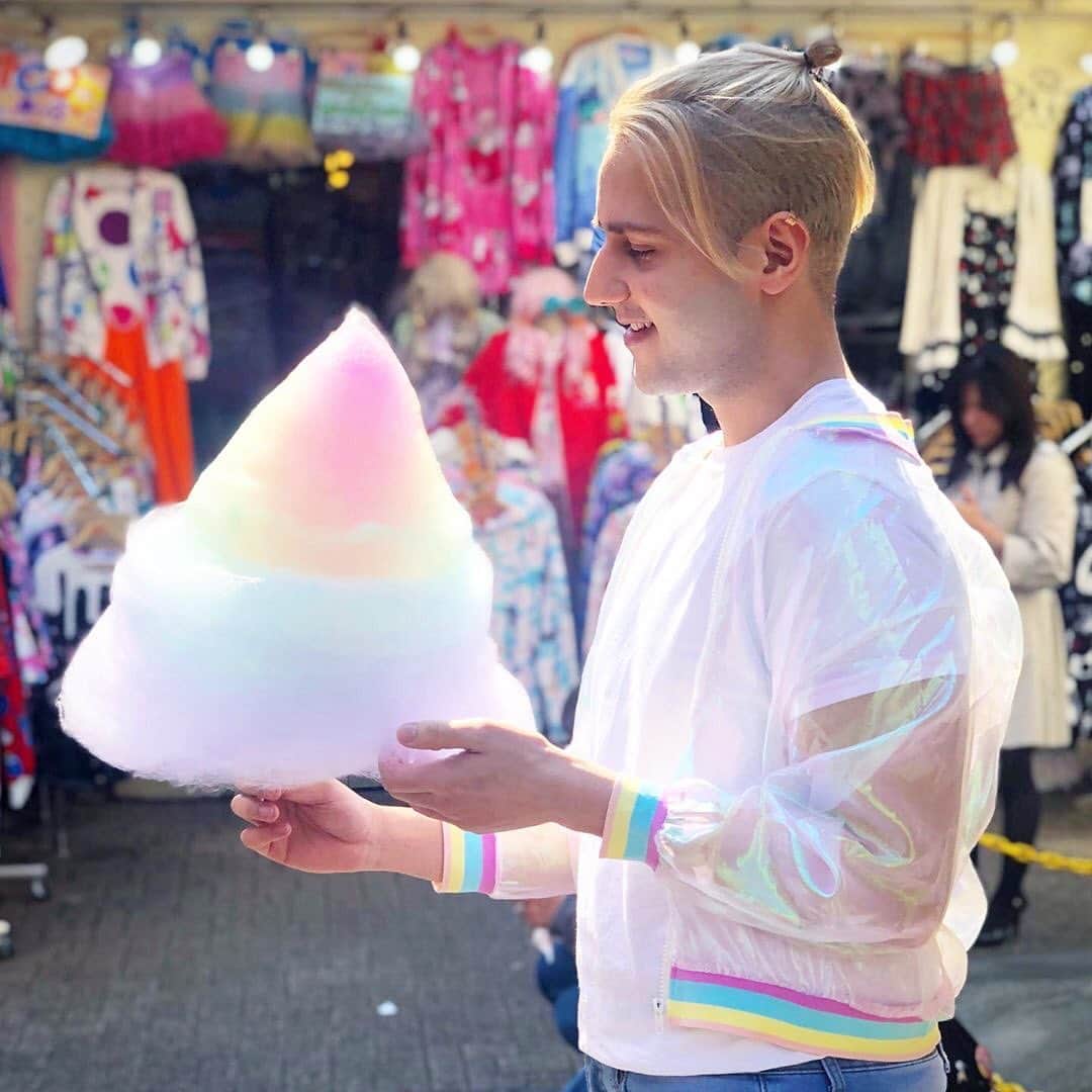 TOTTI CANDY FACTORYのインスタグラム：「🍭🌈 Thank you for coming! ご来店ありがとうございます☺️ Photo by: @imad_shaikh  #repost  #totticandy  #totticandyfactory  #rainbowcottoncandy #tokyo #harajuku #instagood」