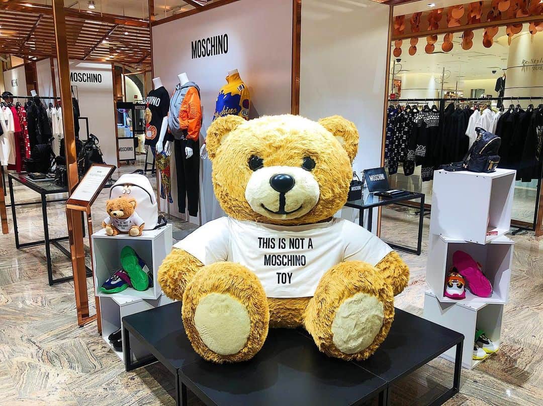 ISETAN PARK netさんのインスタグラム写真 - (ISETAN PARK netInstagram)「伊勢丹新宿店限定商品をゲット🐻﻿ 遊び心やユーモアを洗練した形で表現する＜モスキーノ＞から、伊勢丹新宿店限定のコンビ生地パーカーやブランドのアイコンでもある""TEDDY BEAR""をご紹介します🐻✨ ﻿ ＜MOSCHINO / モスキーノ＞ PRE COLLECTION 2019 Fall Winter Collection ﻿ 2019.7.24 wed - 7.30 tue﻿ 伊勢丹新宿店本館2階=センターパーク/ザ・ステージ#2﻿ ﻿ @moschino﻿ #moschino #2019fw #moschinobear #moschinocouture #fashion #teddybear #bear #isetan #shinjuku﻿ #モスキーノ #テディベア #ベア #モスキーノベア #モスキーノ #モスキーノtシャツ #新宿 #伊勢丹 #新宿伊勢丹 #伊勢丹新宿店」7月25日 20時36分 - isetan_shinjuku