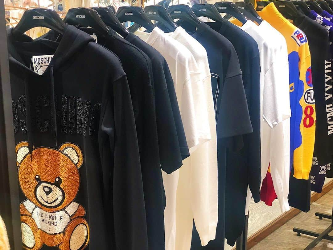 ISETAN PARK netさんのインスタグラム写真 - (ISETAN PARK netInstagram)「伊勢丹新宿店限定商品をゲット🐻﻿ 遊び心やユーモアを洗練した形で表現する＜モスキーノ＞から、伊勢丹新宿店限定のコンビ生地パーカーやブランドのアイコンでもある""TEDDY BEAR""をご紹介します🐻✨ ﻿ ＜MOSCHINO / モスキーノ＞ PRE COLLECTION 2019 Fall Winter Collection ﻿ 2019.7.24 wed - 7.30 tue﻿ 伊勢丹新宿店本館2階=センターパーク/ザ・ステージ#2﻿ ﻿ @moschino﻿ #moschino #2019fw #moschinobear #moschinocouture #fashion #teddybear #bear #isetan #shinjuku﻿ #モスキーノ #テディベア #ベア #モスキーノベア #モスキーノ #モスキーノtシャツ #新宿 #伊勢丹 #新宿伊勢丹 #伊勢丹新宿店」7月25日 20時36分 - isetan_shinjuku