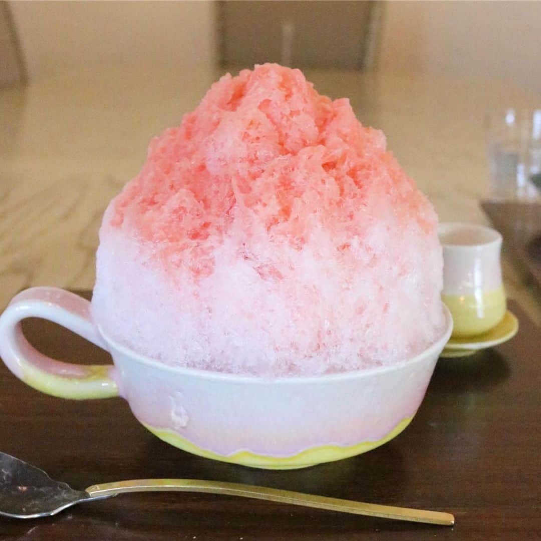 Kayoのインスタグラム：「🍧かき氷の日ゆえ♡ ・ ・ 久しぶりのいちごみるく、絶品😋 かき氷ごとに合わせてくれるやちむんも楽しみのひとつ♡」