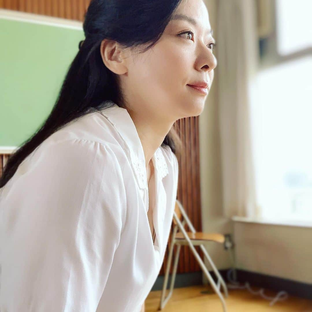 結城さなえさんのインスタグラム写真 - (結城さなえInstagram)「夏の教室、ブラウス。 ☆ #夏休み #教室 の匂い #懐かしい #中学生 #かわいい #ブラウス  #久しぶり  #夏」7月25日 20時48分 - yuukisanae