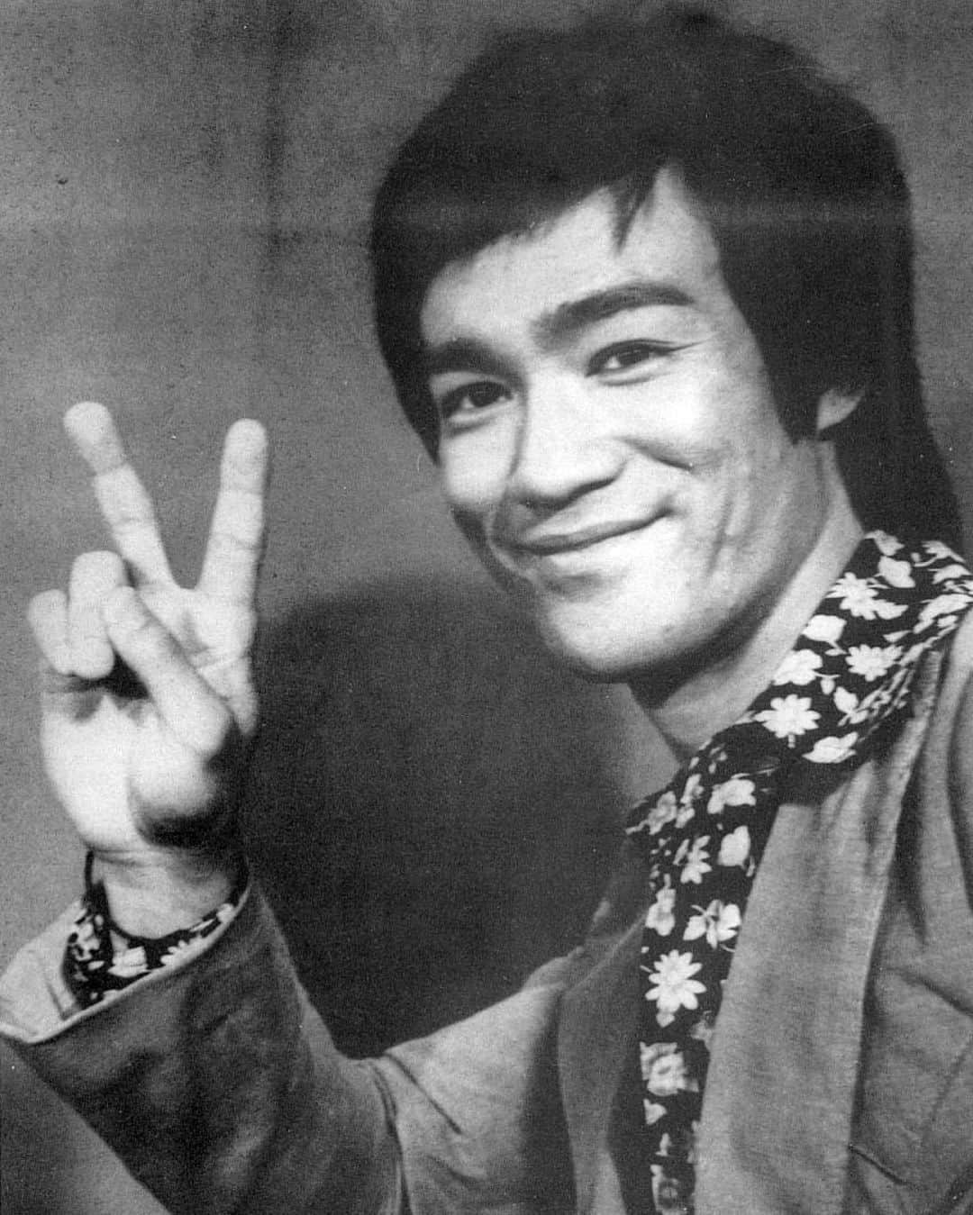 カリーヌ・ロワトフェルドのインスタグラム：「BRUCE LEE🖤 absolute icon🖤 “ adapt what is useful, reject what is useless and add what is specially yours”B.L」