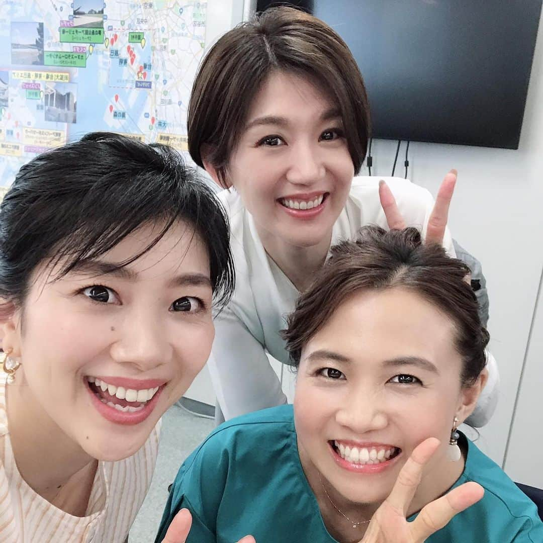 平野 早矢香さんのインスタグラム写真 - (平野 早矢香Instagram)「昨日はフジテレビの番組で#バドミントン #潮田玲子さん #バレー #栗原恵ちゃん とご一緒しました💕 本当に綺麗な二人😍😍😍楽しい番組に出演させてもらえて嬉しかったです‼️‼️番組内ではなんとなんと2020東京オリンピックのメダルに手袋をしてですが、触らせていただきました🤩輝きもすごいし、重さもずっしり🏅たくさんの選手がこのメダルに届くことを祈ってます✨✨ そして夏休み中の#伊藤みどりちゃん にも会えました‼️今年は十六銀行が大活躍✨みどりコーチさすがです💪💪💪 明日7月26日(金)は #テレビ朝日 #グッドモーニング #朝6時から #生出演です」7月25日 20時43分 - sayakahirano0324