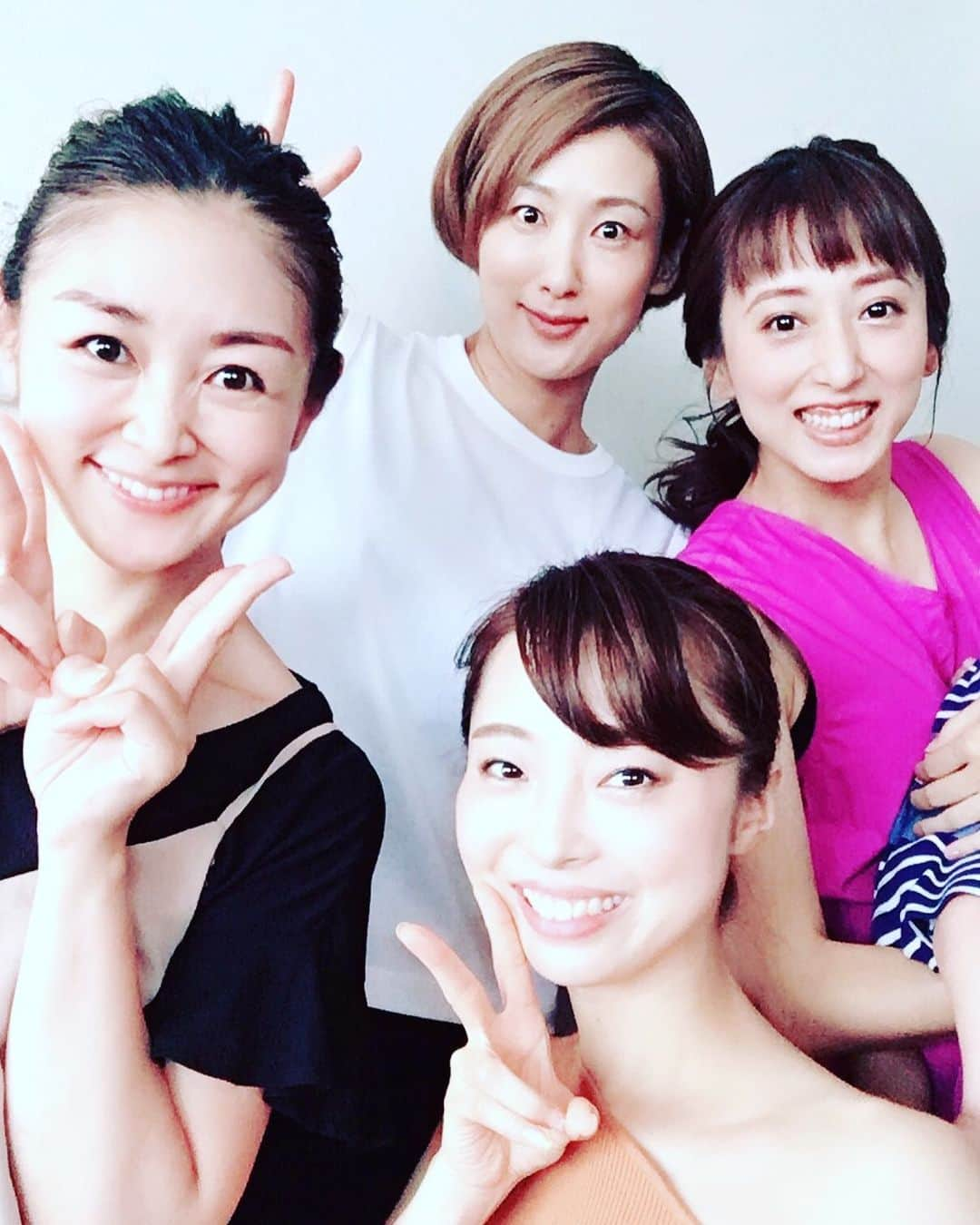 音花ゆりのインスタグラム：「. . 久々に会えたちあき！！ 関西にいた頃はタイミングよく会えたのに、ホントに久々でした😊 普段、韓国と日本を行き来しながら、バリバリ働き、興味を持った事をとことん追求している姿勢…いつ会っても刺激をいっぱいもらいます👏✨ じゅりとまりいも、私達にしては久しぶり！笑笑 4人でのお喋りはとめどなく〜時間が全く足りなかった🤣 . またすぐに集合できると信じて！！ . #87期 #白鳥かすが #再会 #また近々！ . . じゅりちゃんの子供達が可愛すぎて悶えました🤣✨」