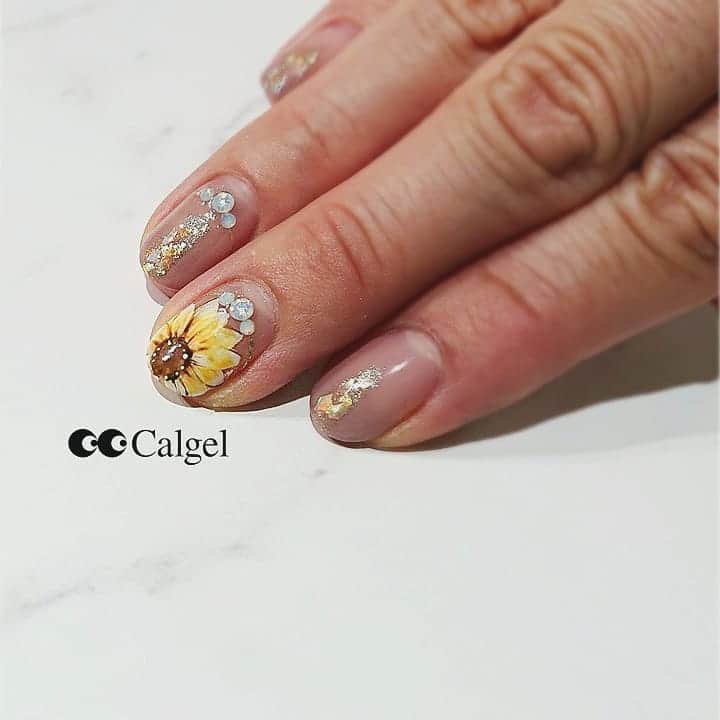 Calgelさんのインスタグラム写真 - (CalgelInstagram)「🌻🌻🌻🌻🌻 【#YE02 #BB19 #OR02】  mogabrook_beautystudio calgelの公式アカウントです。  カルジェルは爪に優しくオフしやすい、日本で最も歴史のあるソフトジェルメーカーです。  #カルジェル#calgel#爪にやさしい#オフがしやすい #ジェルネイル#gelnails#ネイル#nail #nailart#nailaddict#nailstagram#原宿ネイルサロン#大人ネイル #上品ネイル #Calgelist#カルジェリスト#ひまわりネイル#向日葵#グラデーションネイル#クラッシュシェル#ラメネイル#夏ネイル#サマーネイル」7月25日 20時45分 - calgel_japan