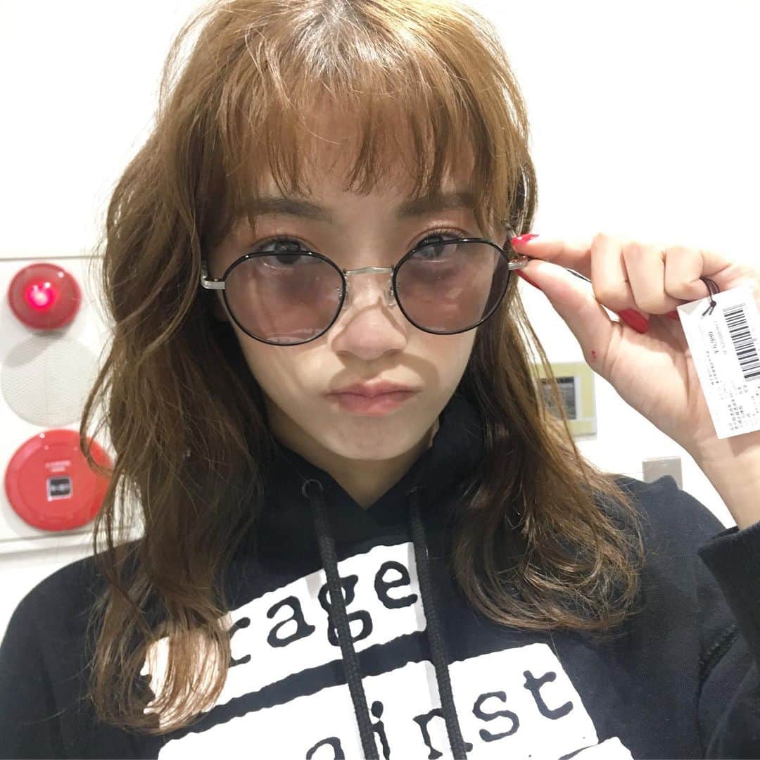 のインスタグラム：「もえきゅんきゅんきゅん🥰の、オフショット🖤  カラーレンズかわいーって、スタイリストさんが持ってた眼鏡をかけてみせてくれたよ〜😮😮 似合ってる‼️🥰 #後藤萌咲 #オフショット #jelly9月号 #jelly」