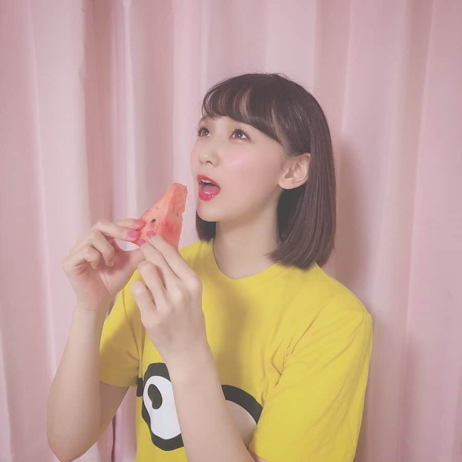 大段舞依さんのインスタグラム写真 - (大段舞依Instagram)「﻿ ﻿ スイカわいい🍉♡？﻿ ﻿ ....でも実は、昔から食べれないのです(o_o)﻿ ﻿ スイカバーは、大好きです🍉🍉﻿ ﻿ ﻿ ﻿ #2019倍 #西瓜BABY #すいか #スイカ﻿ #スイカバー #ミニオンT﻿ #スイカわいい とは？（笑）﻿ ﻿ ﻿ ﻿」7月25日 20時57分 - maichi_1004