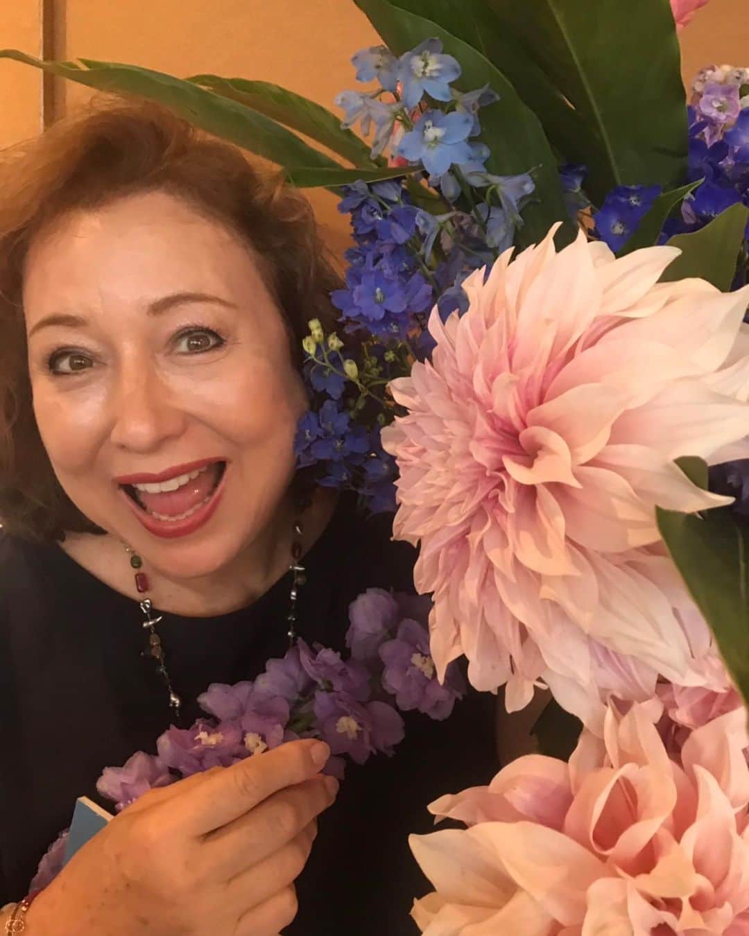 キャシー中島さんのインスタグラム写真 - (キャシー中島Instagram)「* 大きなダリアの花、 私のお顔ぐらい大きいのよ！ とっても珍しいダリアなんですって。 さぁ、リポビタンDを飲んでロビーでお客様をお迎えします。 がんばりまーーーす。」7月25日 20時56分 - official_kathynakajima