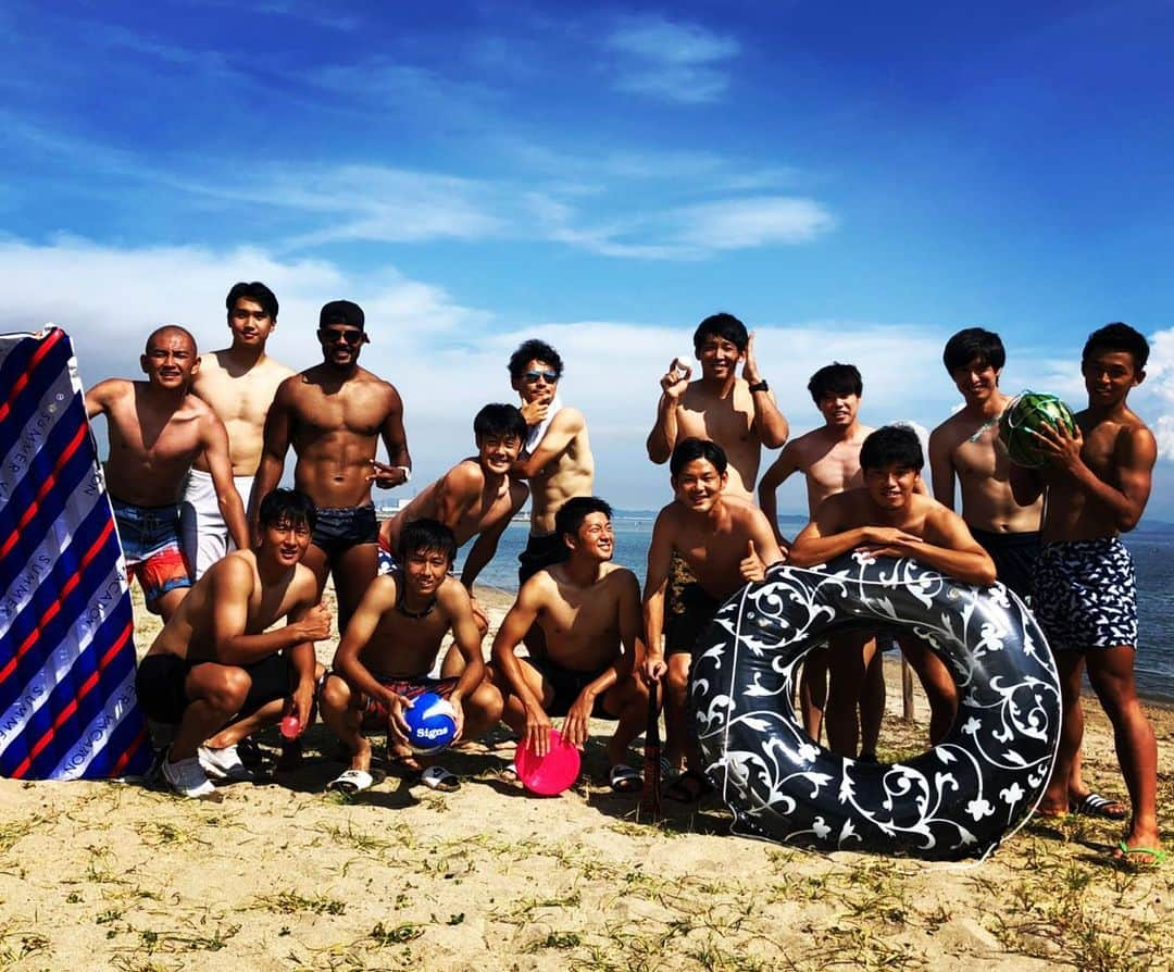 喜山康平さんのインスタグラム写真 - (喜山康平Instagram)「今年もみんなで海行きたいな🏖🌊😎 . .  #平成最後の夏 #スイカ割り🍉  #フリスビー🥏 #夏がきた #海 #j楽 #tbt #summer #bbq #sea」7月25日 20時56分 - koheikiyama_