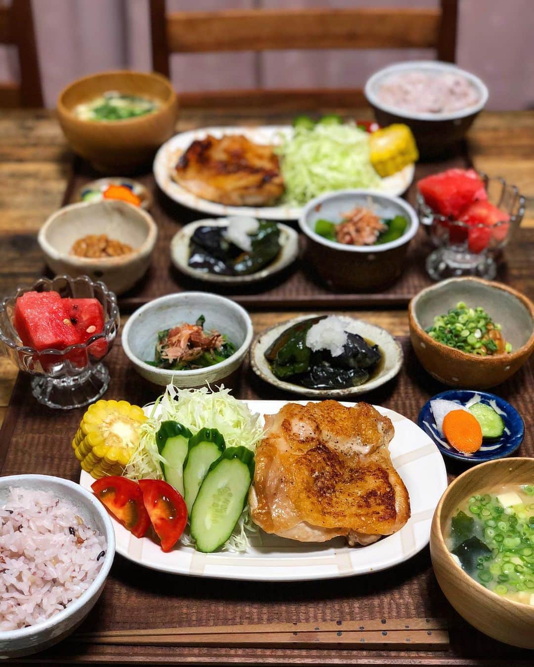 chaako ちゃあこのインスタグラム：「2019.7.25 * * 今日の晩御飯٩(๑❛ᴗ❛๑)۶ * ＊パリパリチキン ＊生野菜、とうもろこし ＊野菜の揚げ浸し ＊ツルムラサキのおかか柚子ぽん ＊納豆 ＊浅漬け ＊豆腐とわかめのお味噌汁 ＊雑穀米入りごはん ＊すいか * でした(๑´ڡ`๑) * 今日は#ターク で焼いたパリパリチキン♡ パリパリジューシーで美味しかったー(*≧∀≦) * ツルムラサキ、久しぶりに買ったけど… 夫が一口食べて「これヌルヌルする！」って大騒ぎ。 * 初めて食べた！とか言ってたけど、今まで何度か出した事あるし(笑)忘れてるだけ。 * おとなしく食べて下さい(´ㅂ`;) * * * 最近、#テレビ千鳥 が好き(笑) 見てる人いますか？ 面白くない？ 長崎は数日遅れでの放送だけど、毎週楽しみです。 * DAIGO'S キッチンが1番好き(* ´艸｀) * * *」