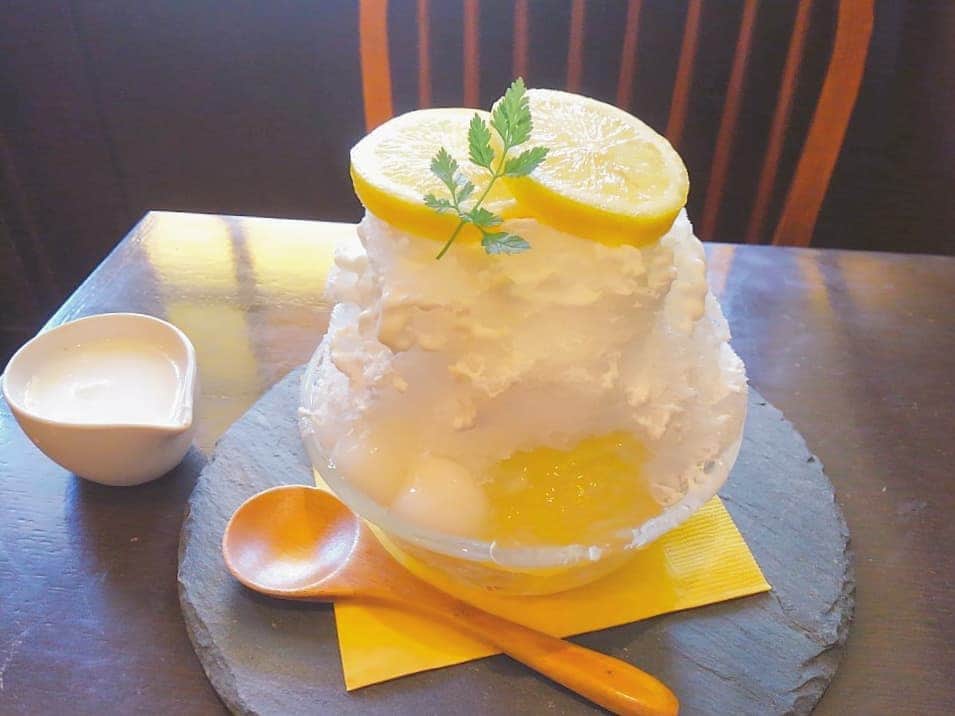 おいもカフェ金糸雀さんのインスタグラム写真 - (おいもカフェ金糸雀Instagram)「. 7月25日、今日は｢かき氷の日｣！ 爽やかなレモンの酸味に、チーズの甘い香りを加え、まるでレモンチーズケーキの様な甘酸っぱさが口に広がる『レモンチーズケーキかき氷』。 スライスレモンが映えるカワイイかき氷です♪ . #おいもカフェ金糸雀 #カフェ #鎌倉 #かき氷の日 #おいもカフェ #かき氷 #スイーツ #レモン #鎌倉カフェ #レモンかき氷 #カワイイ #映え . 《おいもカフェ金糸雀》 営業時間：10:00-18:00(L.O. 17:30) 定休日：水曜日 248-0006 神奈川県鎌倉市小町2-10-10 小町TIビル1F TEL：0467-22-4908」7月25日 20時50分 - oimocafekanaria