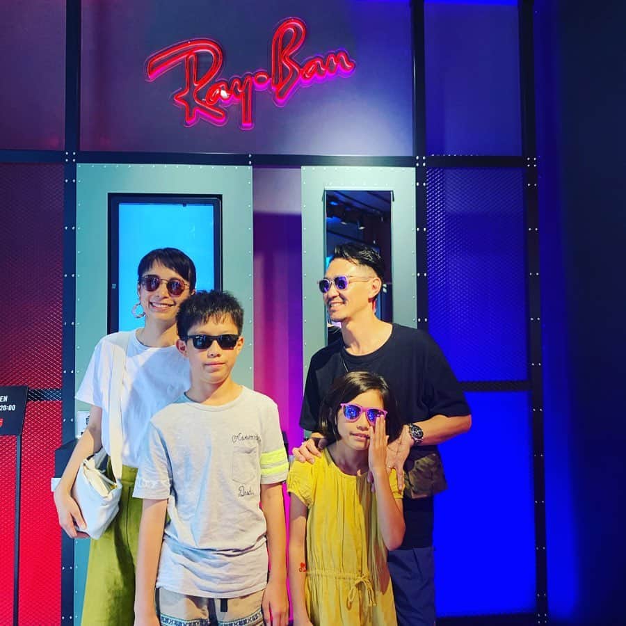 AYUMIさんのインスタグラム写真 - (AYUMIInstagram)「夏休み☀️ 紫外線から目を守るために 旅先などで子どもたちにもサングラスをと キッズラインも充実しているRaybanへ🕶 若い頃はサングラスをかけるのが気恥ずかしく感じることもあったけど今となってはマストアイテムに。 子どもたちの目も、できる範囲で紫外線予防したいな . そして、映画〝天気の子〝をみに行ってきました。 「ママ…泣きすぎ👀」と娘に言われるほど 涙ポロポロ 空気感とか、気持ちとか、キュンと 心に感じる映画でした✨ ほんと空も全部つながっている💫 . 🕶… @rayban  T-shirt… @hanes  pants… @pelleq_official  bag… @cookiechocolate_official . . . #rayban  #raybankids #レイバンキッズ #紫外線対策 #サングラス #親子 #家族 #リンクコーデ #映画鑑賞  #天気の子 #夏休み #今日という日にも感謝して」7月25日 20時52分 - ayumiayunco