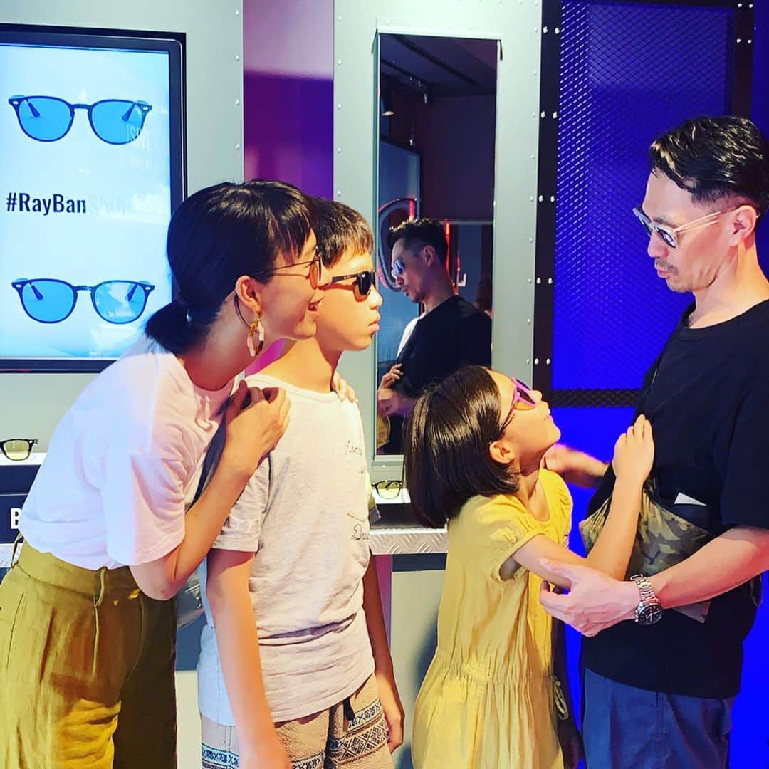AYUMIさんのインスタグラム写真 - (AYUMIInstagram)「夏休み☀️ 紫外線から目を守るために 旅先などで子どもたちにもサングラスをと キッズラインも充実しているRaybanへ🕶 若い頃はサングラスをかけるのが気恥ずかしく感じることもあったけど今となってはマストアイテムに。 子どもたちの目も、できる範囲で紫外線予防したいな . そして、映画〝天気の子〝をみに行ってきました。 「ママ…泣きすぎ👀」と娘に言われるほど 涙ポロポロ 空気感とか、気持ちとか、キュンと 心に感じる映画でした✨ ほんと空も全部つながっている💫 . 🕶… @rayban  T-shirt… @hanes  pants… @pelleq_official  bag… @cookiechocolate_official . . . #rayban  #raybankids #レイバンキッズ #紫外線対策 #サングラス #親子 #家族 #リンクコーデ #映画鑑賞  #天気の子 #夏休み #今日という日にも感謝して」7月25日 20時52分 - ayumiayunco