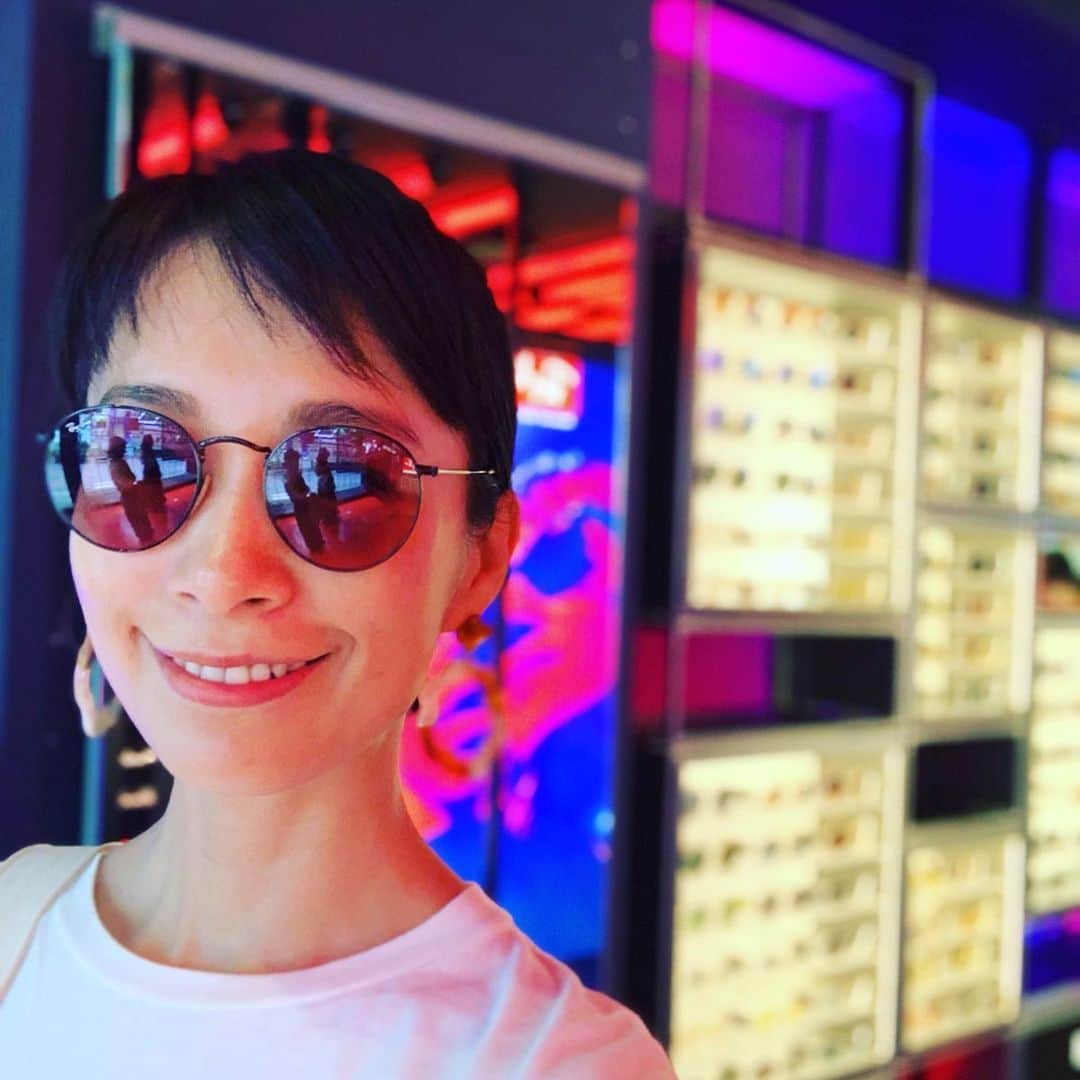 AYUMIさんのインスタグラム写真 - (AYUMIInstagram)「夏休み☀️ 紫外線から目を守るために 旅先などで子どもたちにもサングラスをと キッズラインも充実しているRaybanへ🕶 若い頃はサングラスをかけるのが気恥ずかしく感じることもあったけど今となってはマストアイテムに。 子どもたちの目も、できる範囲で紫外線予防したいな . そして、映画〝天気の子〝をみに行ってきました。 「ママ…泣きすぎ👀」と娘に言われるほど 涙ポロポロ 空気感とか、気持ちとか、キュンと 心に感じる映画でした✨ ほんと空も全部つながっている💫 . 🕶… @rayban  T-shirt… @hanes  pants… @pelleq_official  bag… @cookiechocolate_official . . . #rayban  #raybankids #レイバンキッズ #紫外線対策 #サングラス #親子 #家族 #リンクコーデ #映画鑑賞  #天気の子 #夏休み #今日という日にも感謝して」7月25日 20時52分 - ayumiayunco