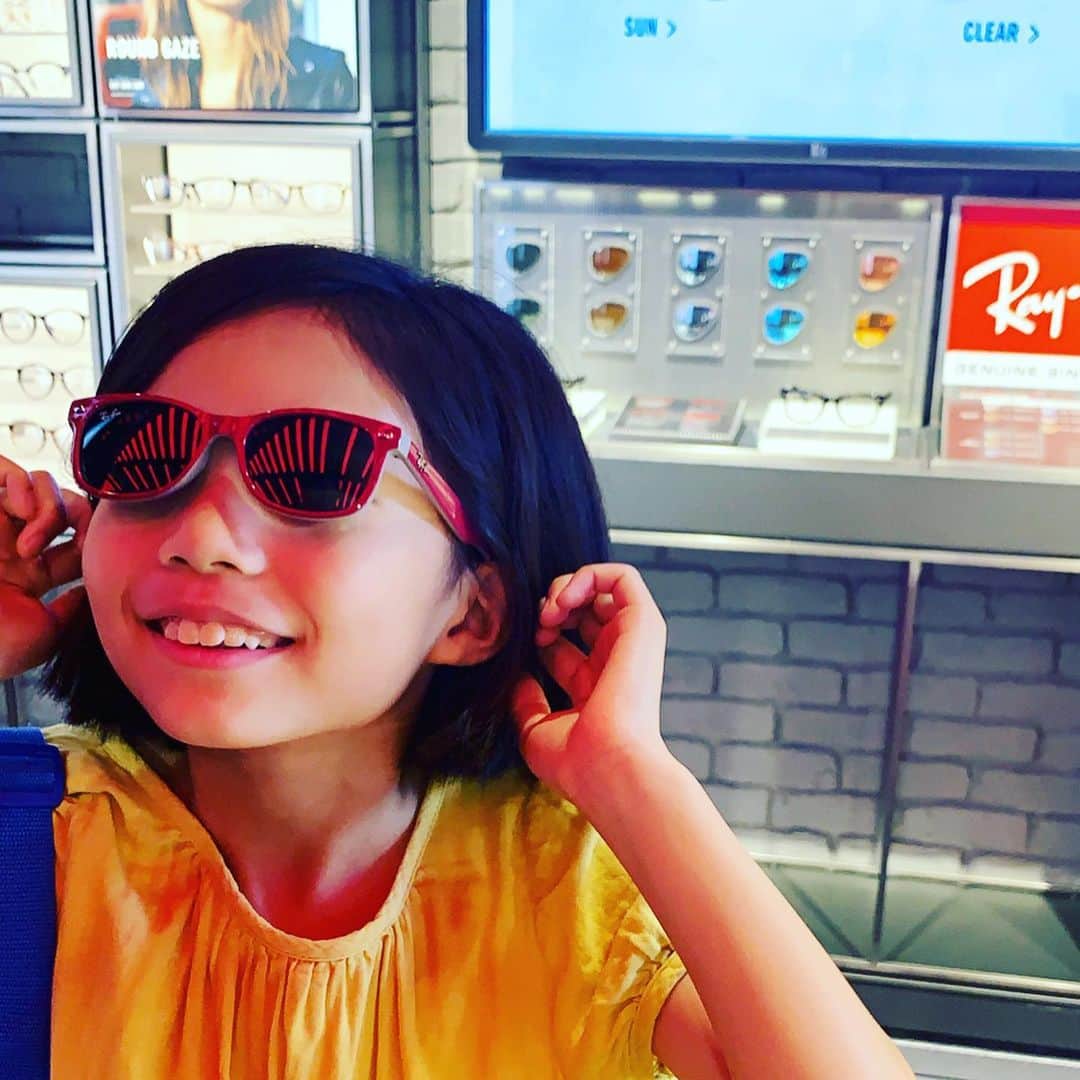 AYUMIさんのインスタグラム写真 - (AYUMIInstagram)「夏休み☀️ 紫外線から目を守るために 旅先などで子どもたちにもサングラスをと キッズラインも充実しているRaybanへ🕶 若い頃はサングラスをかけるのが気恥ずかしく感じることもあったけど今となってはマストアイテムに。 子どもたちの目も、できる範囲で紫外線予防したいな . そして、映画〝天気の子〝をみに行ってきました。 「ママ…泣きすぎ👀」と娘に言われるほど 涙ポロポロ 空気感とか、気持ちとか、キュンと 心に感じる映画でした✨ ほんと空も全部つながっている💫 . 🕶… @rayban  T-shirt… @hanes  pants… @pelleq_official  bag… @cookiechocolate_official . . . #rayban  #raybankids #レイバンキッズ #紫外線対策 #サングラス #親子 #家族 #リンクコーデ #映画鑑賞  #天気の子 #夏休み #今日という日にも感謝して」7月25日 20時52分 - ayumiayunco
