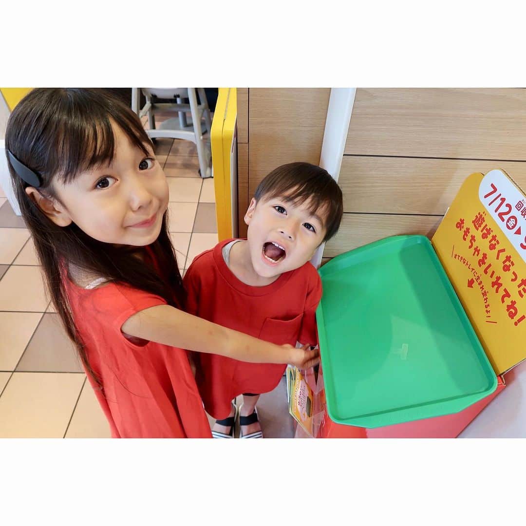 かなのインスタグラム：「． マックへ行くと最近利用しているリサイクルBOX🧸🍟 @mcdonaldsjapan 前に来た時に「これなに？😳」と💡 使わなくなったおもちゃがトレーになるんだよ、と話したら興味が湧いたみたい💕 ． それからはお家でも積極的に使うものと使わないものを分けて片付けてたり✨ このおもちゃがまた新しいトレーになると思うと達成感を感じながらお片づけできるみたい🧡 ． リサイクルする事でものの大切さや環境問題についても親子で学ぶキッカケにもなったなぁ🥰♻️ 「バイバーイ！ありがとね😆」と言いながら子供たちが納得しておもちゃとバイバイ👋🏻できるのが有難い❤️ ． ． #おもちゃリサイクル#ハッピーセット#マクドナルド#マック#ママライフ#インスタキッズ#マクドナルド_PR」